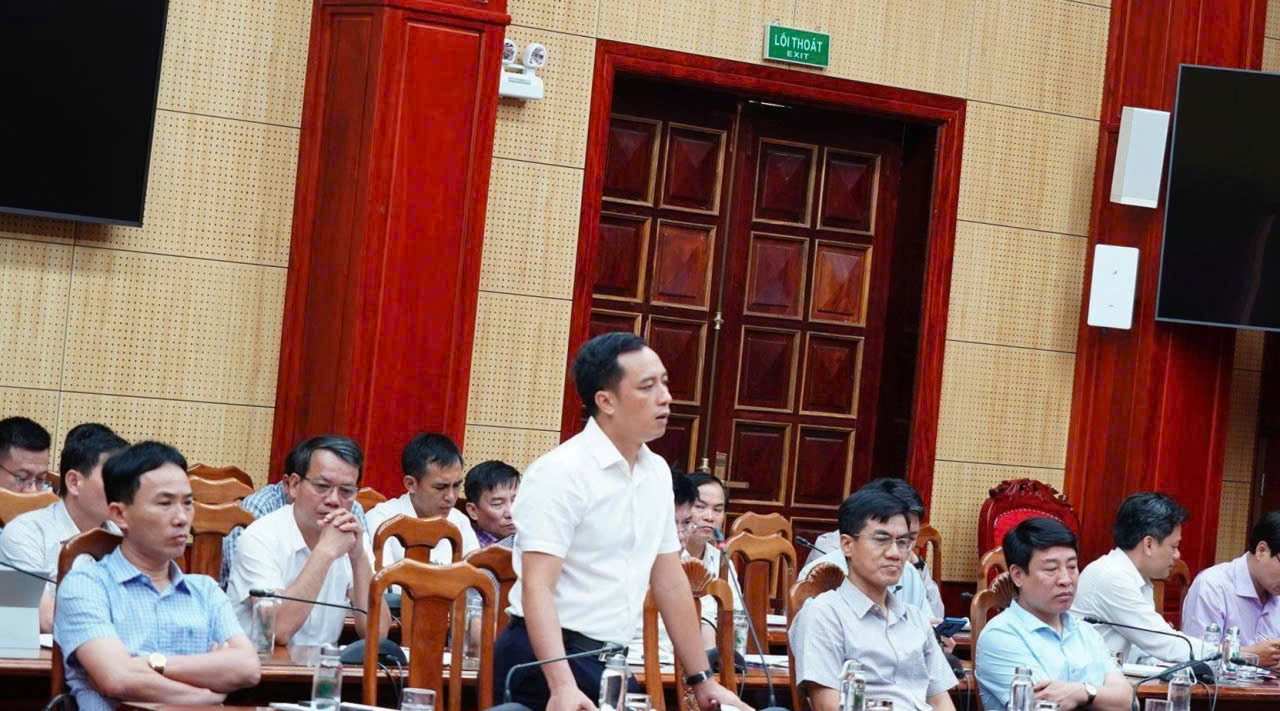 &Ocirc;ng Trần Ho&agrave;i Nam, Ph&oacute; Gi&aacute;m đốc Sở NN&MT Quảng Trị ph&aacute;t biểu &yacute; kiến tại buổi l&agrave;m việc.
