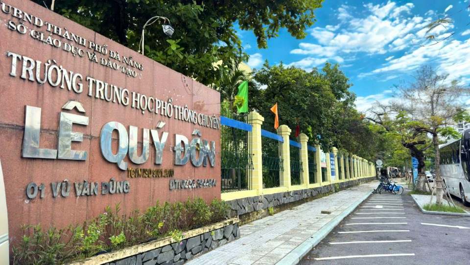 Trường THPT chuy&ecirc;n L&ecirc; Qu&yacute; Đ&ocirc;n l&agrave; ng&ocirc;i trường c&oacute; bề d&agrave;y truyền thống của TP. Đ&agrave; Nẵng.