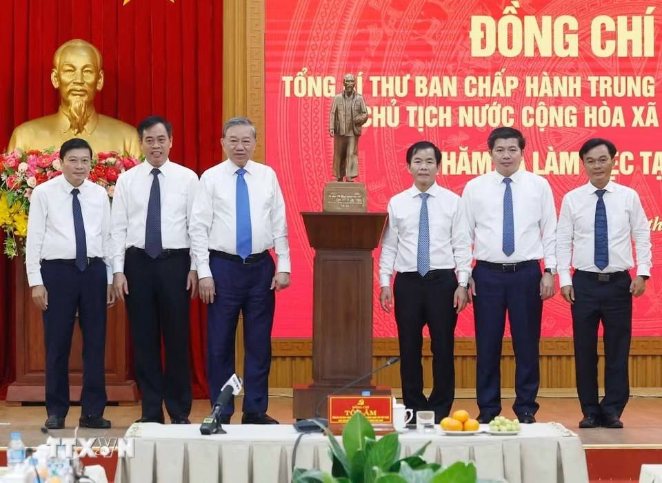 Tổng B&iacute; thư, Chủ tịch nước T&ocirc; L&acirc;m tại buổi l&agrave;m việc với Ban Thường vụ Tỉnh uỷ Quảng Trị. Ảnh: B&aacute;o Quảng Trị
