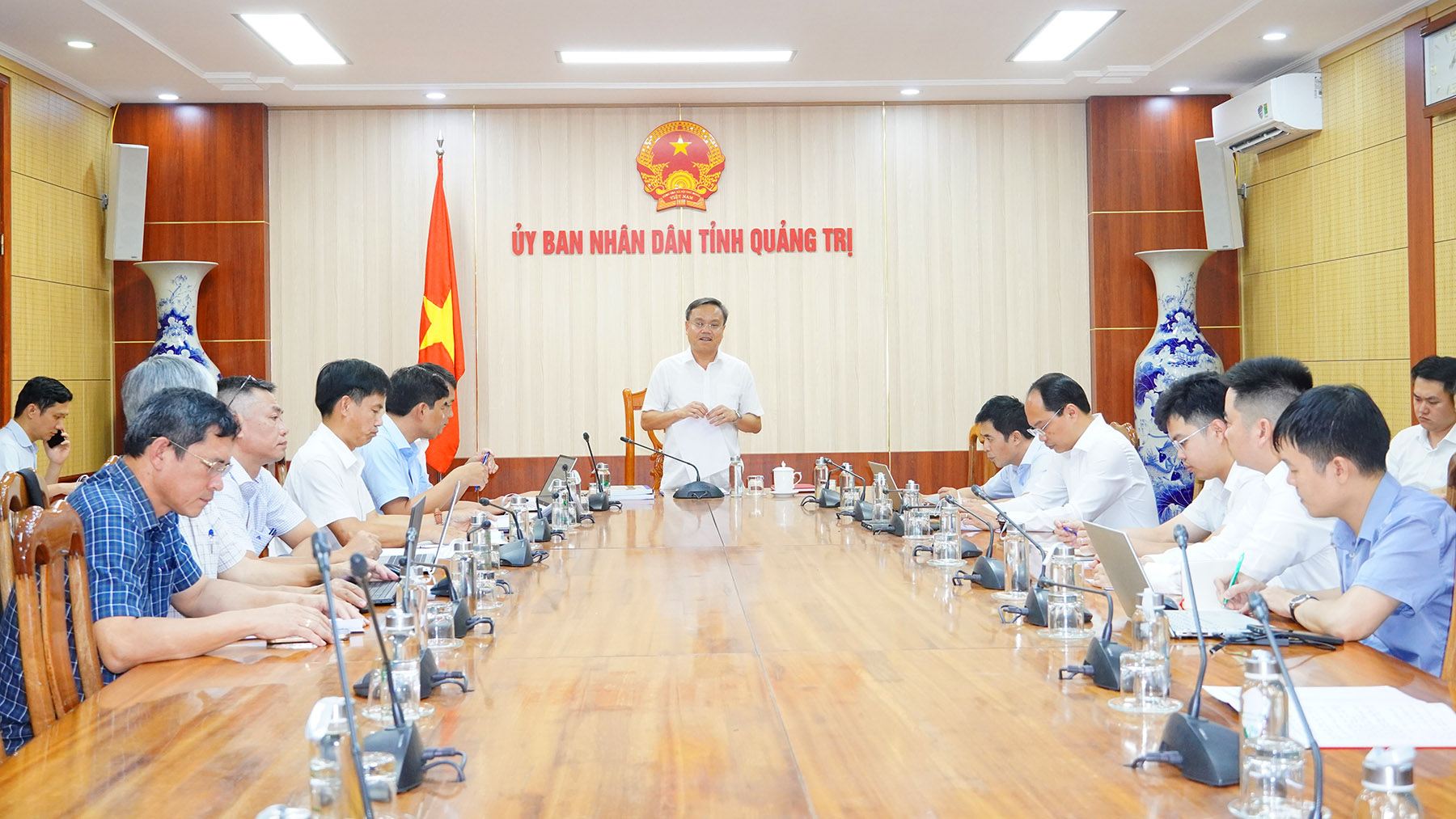 Ph&oacute; Chủ tịch UBND tỉnh Quảng Trị L&ecirc; Đức Tiến chủ tr&igrave; cuộc họp