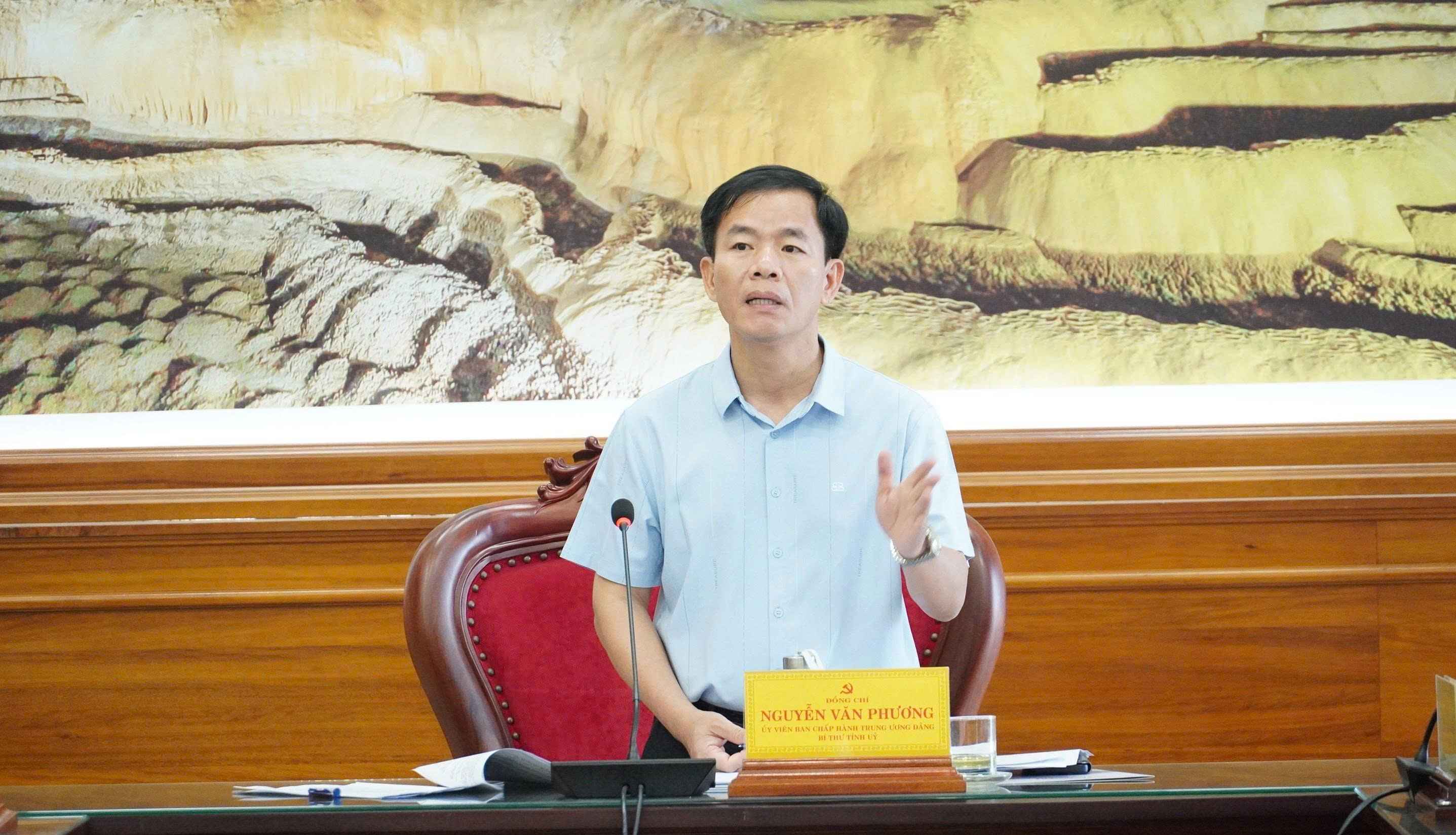 B&iacute; thư Tỉnh uỷ Quảng Trị Nguyễn Văn Phương chủ tr&igrave; cuộc họp. Ảnh: Quốc Việt