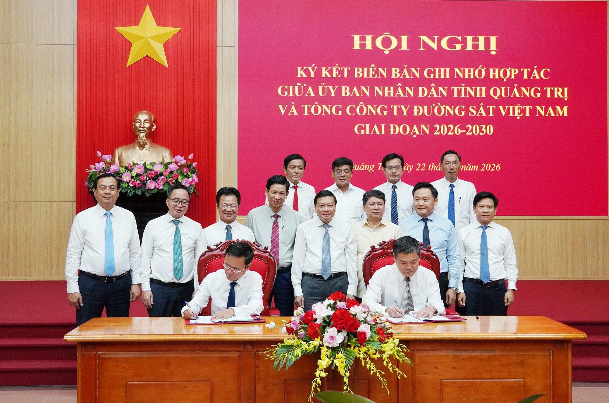Ký kết Biên bản ghi nhớ hợp tác giữa UBND tỉnh Quảng Trị và Tổng Công ty Đường sắt Việt Nam giai đoạn 2026 - 2030 (1)