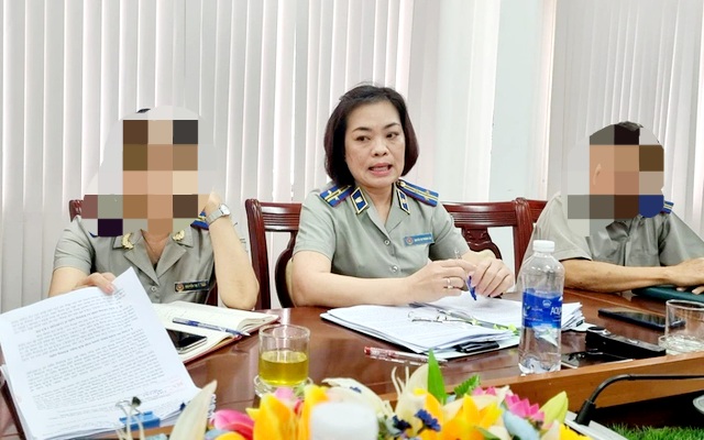 Bà Nguyễn Thị Phương Lan - nguyên Chi cục trưởng Chi cục THADS TP Đồng Hới (giữa) - trong một lần trả lời báo chí