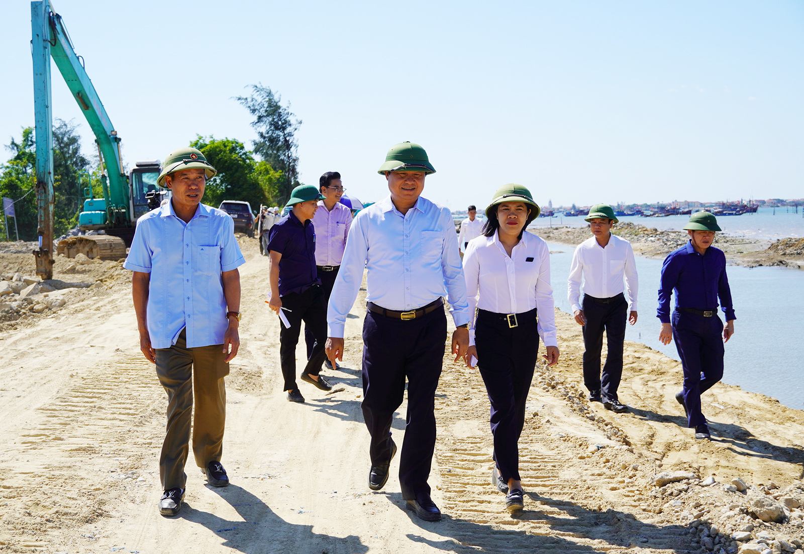 Thứ trưởng Bộ N&ocirc;ng nghiệp v&agrave; M&ocirc;i trường kiểm tra tiến độ Dự &aacute;n n&acirc;ng cấp, mở rộng khu neo đậu tr&aacute;nh tr&uacute; b&atilde;o kết hợp cảng c&aacute; Bắc s&ocirc;ng Gianh.