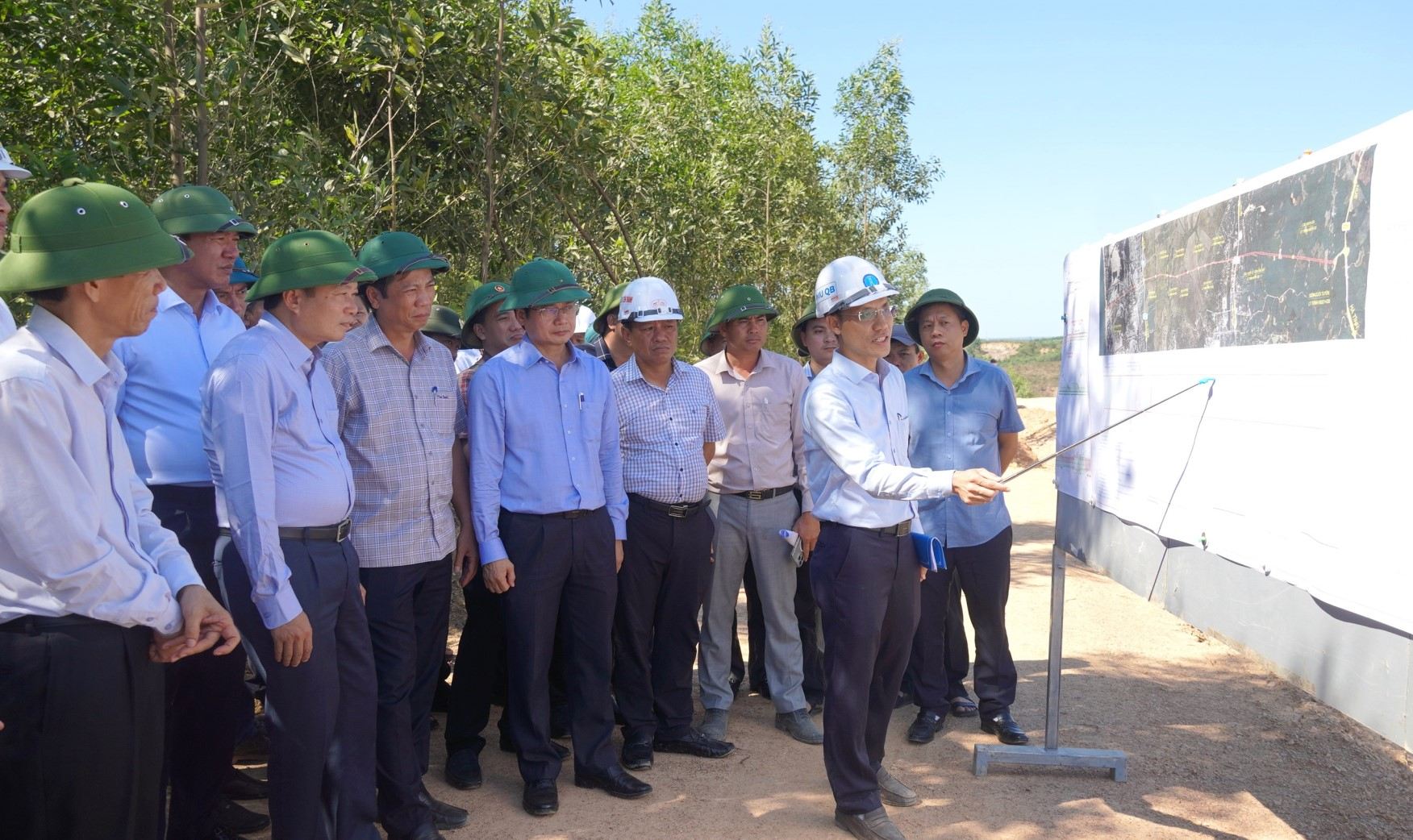 Đại diện BQL Dự án tiến độ Dự án Quốc lộ 15D đoạn từ cảng Mỹ Thủy đến cao tốc Cam Lộ - La Sơn