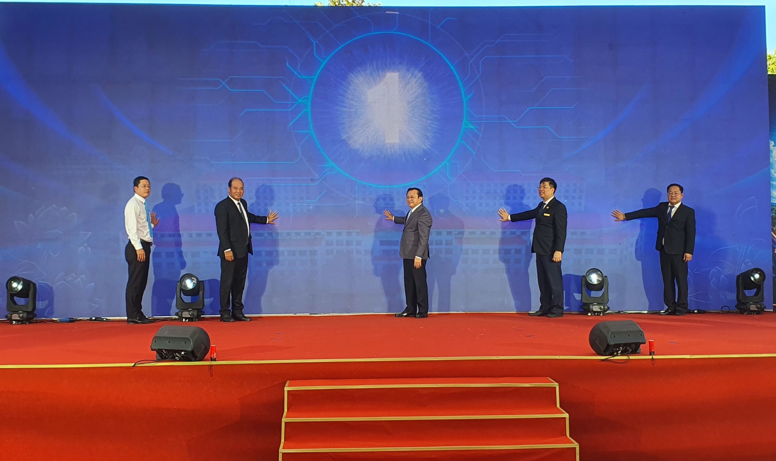 Thứ trưởng Bộ tài chính Lê Tấn Cận, lãnh đạo Nhà trường cùng các đại biểu thực hiện nghi thức công bố thành lập Phân hiệu Trưởng Đại học tài chính – Marketing tại TP. Huế.