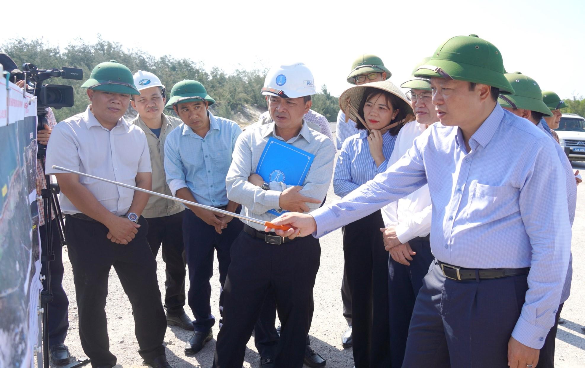 Chủ tịch UBND tỉnh L&ecirc; Hồng Vinh kiểm tra, chỉ đạo tại Dự &aacute;n th&agrave;nh phần 1 - Đường ven biển