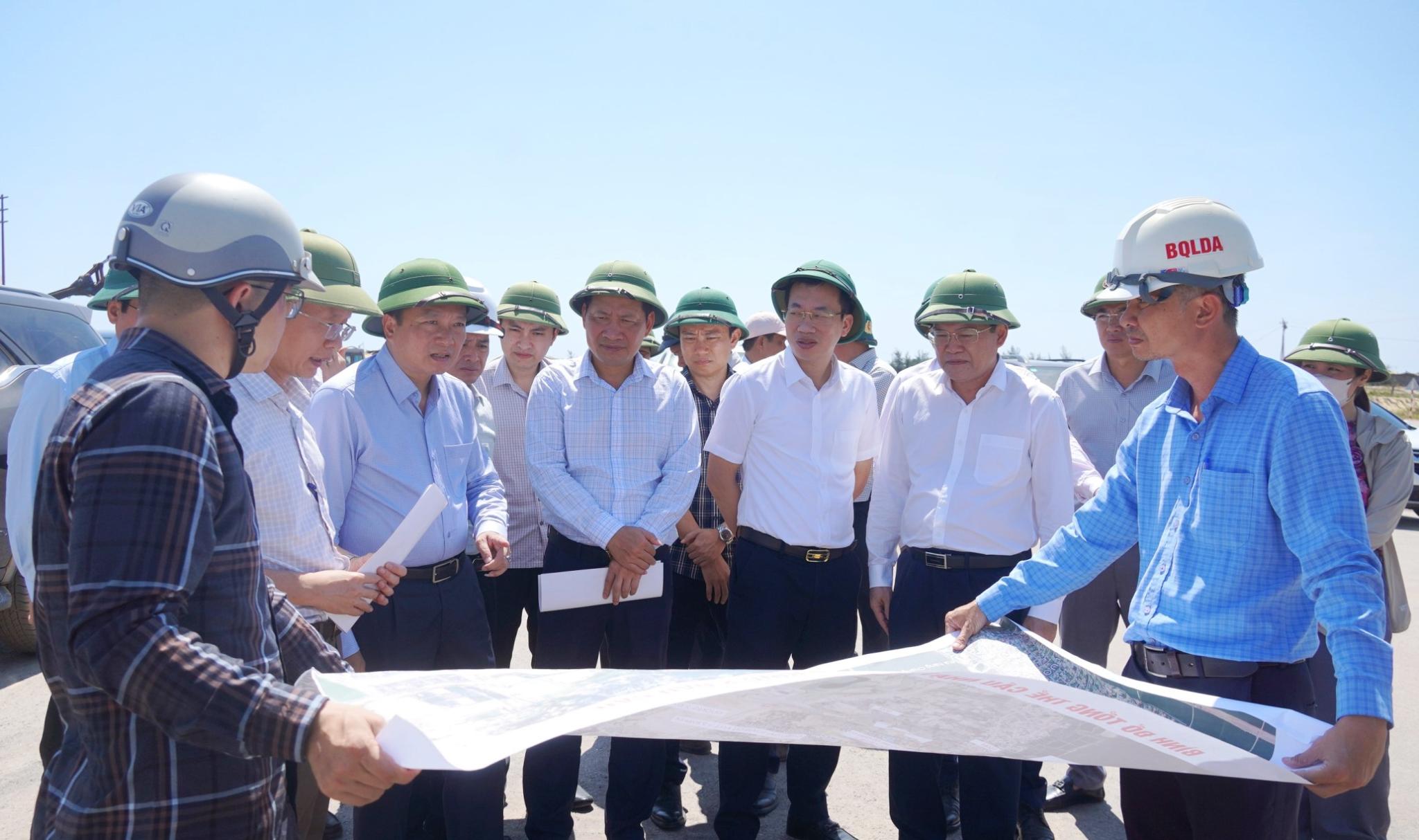 Chủ tịch UBND tỉnh L&ecirc; Hồng Vinh v&agrave; Ph&oacute; Chủ tịch UBND tỉnh Phan Phong Ph&uacute; kiểm tra tiến độ Dự &aacute;n th&agrave;nh phần 2 - Cầu Nhật Lệ 3 v&agrave; đường hai đầu cầu