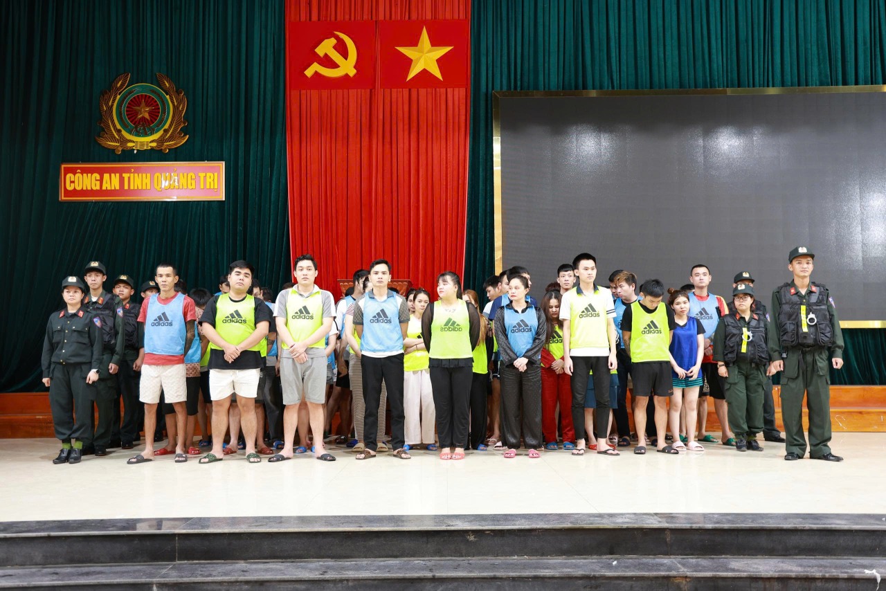Toàn bộ 56 đối tượng người Việt Nam cùng 140 thiết bị điện tử có liên quan được lực lượng chức năng Lào bàn giao cho Công an tỉnh Quảng Trị để phục vụ công tác điều tra.
