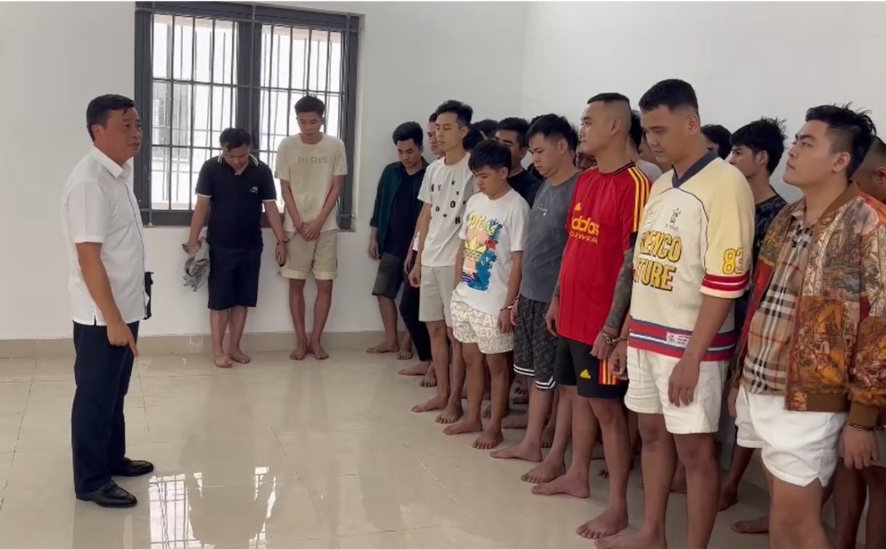 Đại tá Lê Văn Hóa, Phó Giám đốc Công an tỉnh Quảng Trị trực tiếp chỉ đạo công tác phá án tại Lào. Ảnh: Trần Tuấn