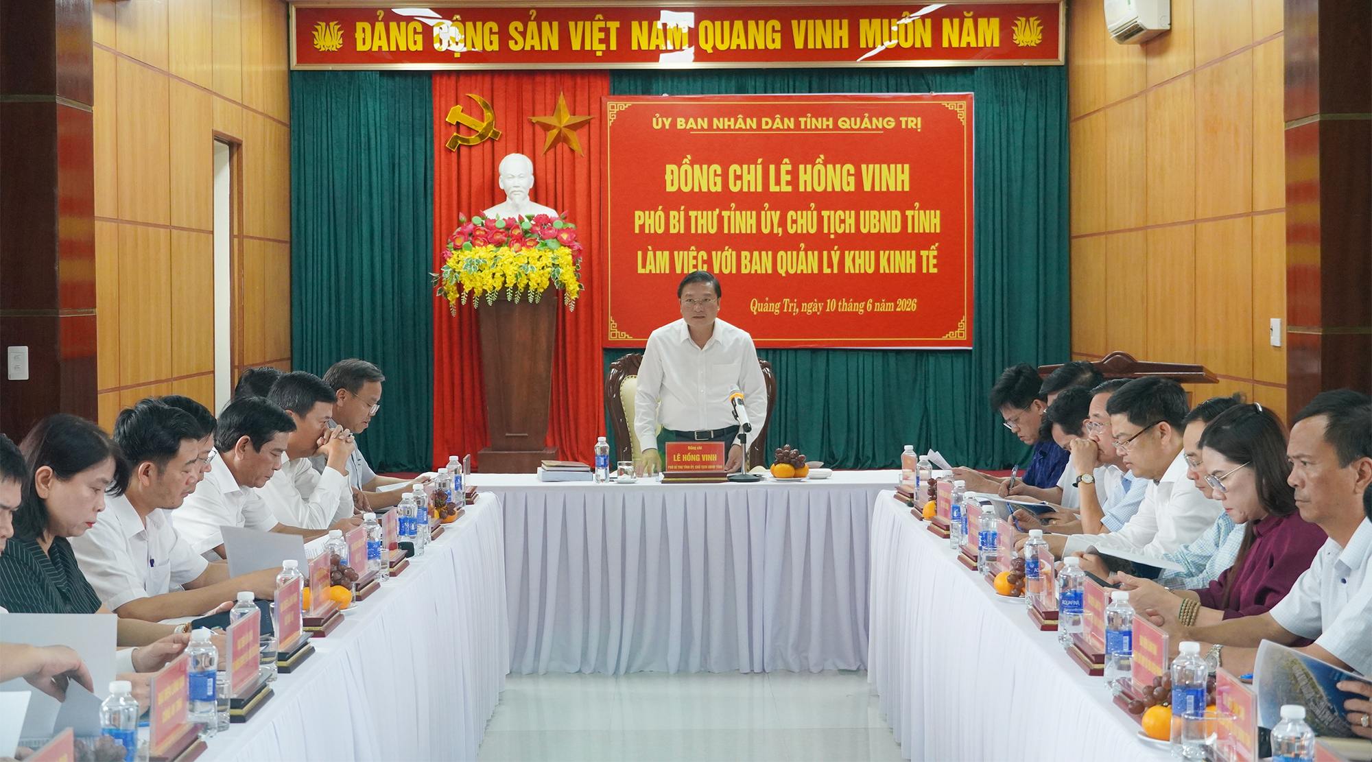 Chủ tịch UBND tỉnh Quảng Trị Lê Hồng Vinh phát biểu tại cuộc họp.