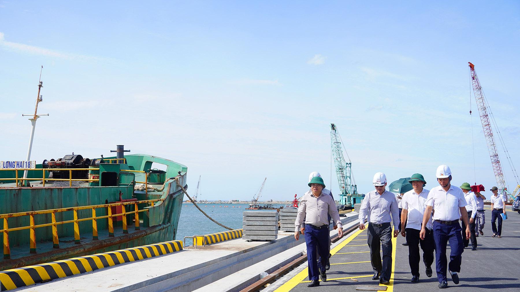Ph&oacute; Chủ tịch UBND tỉnh L&ecirc; Đức Tiến kiểm tra tiến độ thi c&ocirc;ng c&aacute;c hạng mục Dự &aacute;n Khu bến cảng Mỹ Thủy