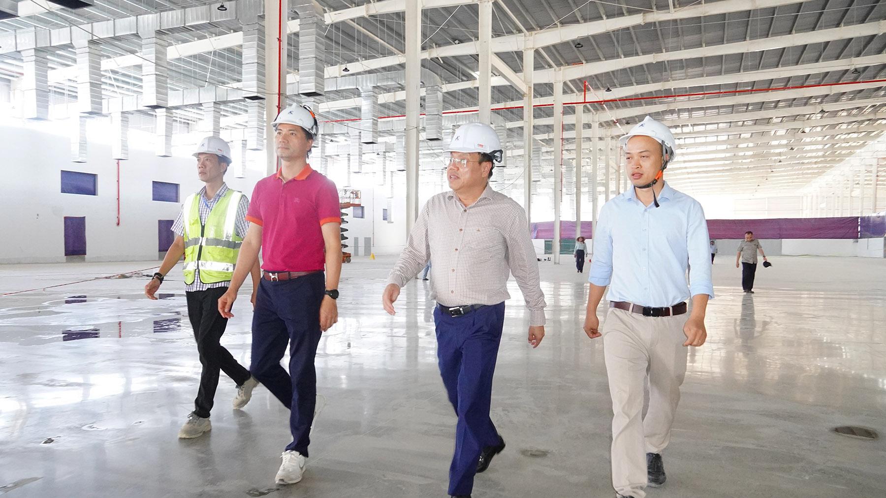 Ph&oacute; Chủ tịch UBND tỉnh L&ecirc; Đức Tiến kiểm tra t&igrave;nh h&igrave;nh triển khai c&aacute;c Dự &aacute;n tại Khu c&ocirc;ng nghiệp Qu&aacute;n Ngang