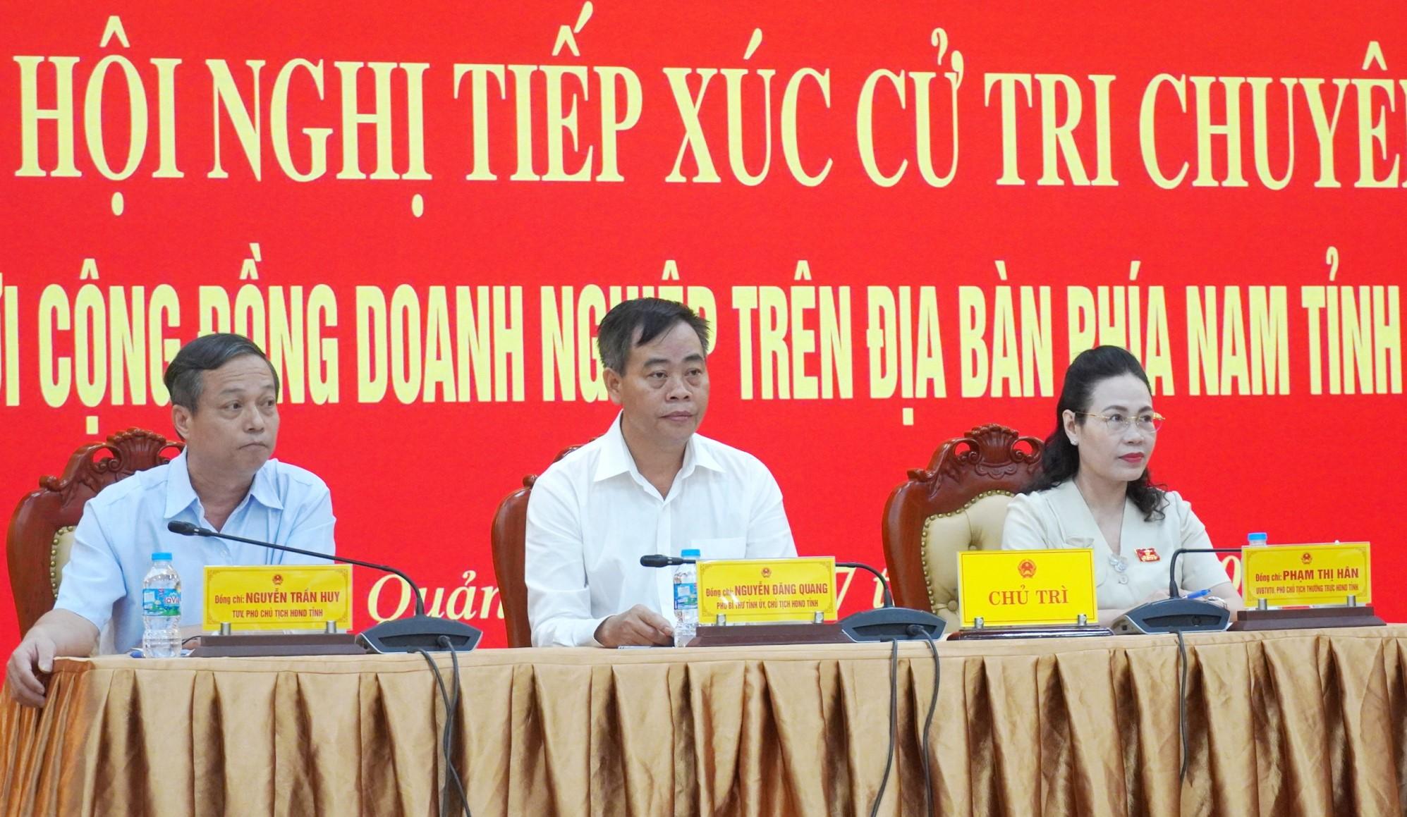 Ông Nguyễn Đăng Quang, Phó Bí thư Tỉnh ủy, Chủ tịch HĐND tỉnh và các Phó Chủ tịch HĐND tỉnh đồng chủ trì hội nghị