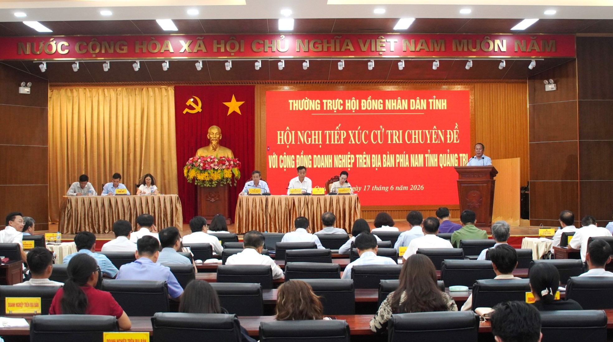 Quang cảnh Hội nghị tiếp xúc cử tri chuyên đề với cộng đồng doanh nghiệp khu vực phía Nam tỉnh