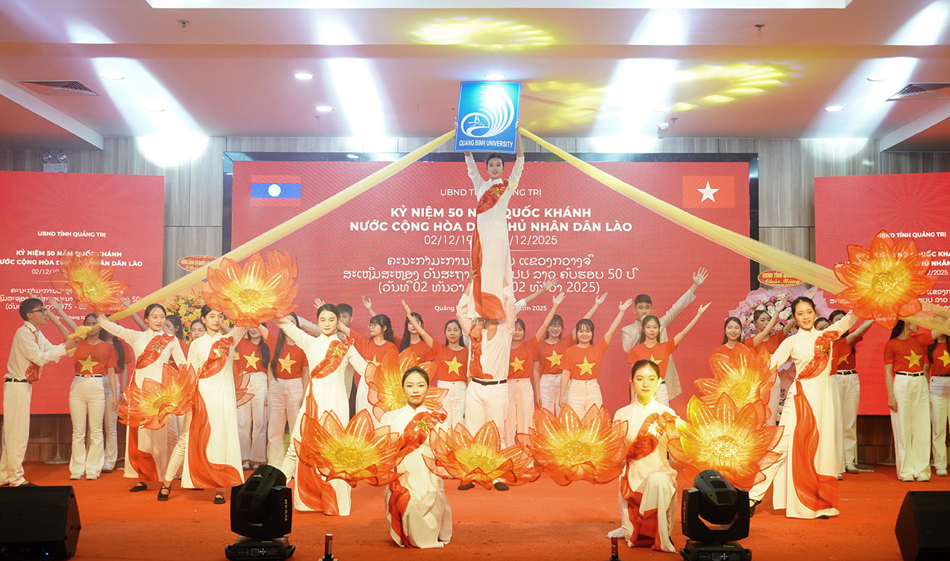 Tiết mục văn nghệ ch&agrave;o mừng kỷ niệm 50 năm Quốc kh&aacute;nh nước Cộng h&ograve;a D&acirc;n chủ Nh&acirc;n d&acirc;n L&agrave;o