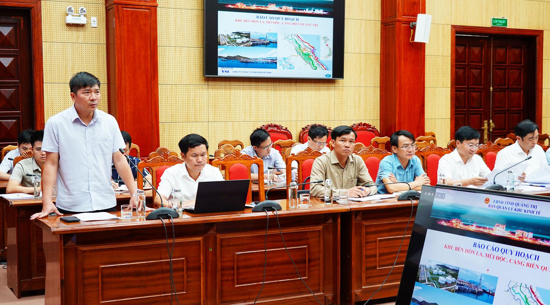 &Ocirc;ng Nguyễn Quốc Kh&aacute;nh, Ph&oacute; Trưởng Ban Quản l&yacute; KKT tỉnh Quảng Trị b&aacute;o c&aacute;o tại buổi l&agrave;m việc