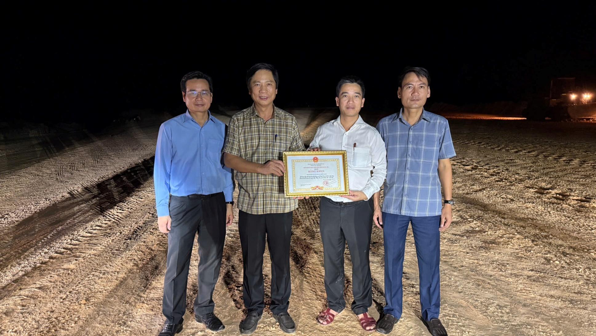 Ph&oacute; Chủ tịch Thường trực UBND tỉnh Ho&agrave;ng Nam trao Bằng khen của Chủ tịch UBND tỉnh cho Nh&acirc;n d&acirc;n v&agrave; c&aacute;n bộ x&atilde; Di&ecirc;n Sanh