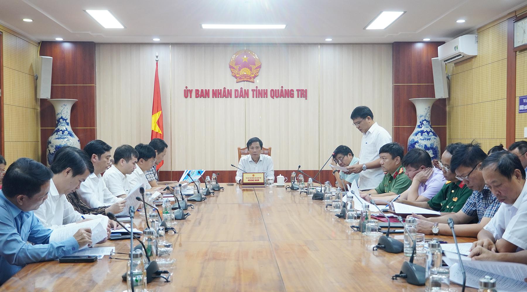&Ocirc;ng Nguyễn Đức T&acirc;n, Ph&oacute; Gi&aacute;m đốc trung t&acirc;m x&uacute;c tiến đầu tư, thương mại v&agrave; du lịch tỉnh Quảng Trị b&aacute;o c&aacute;o kế hoạch tổ chức hội nghị.