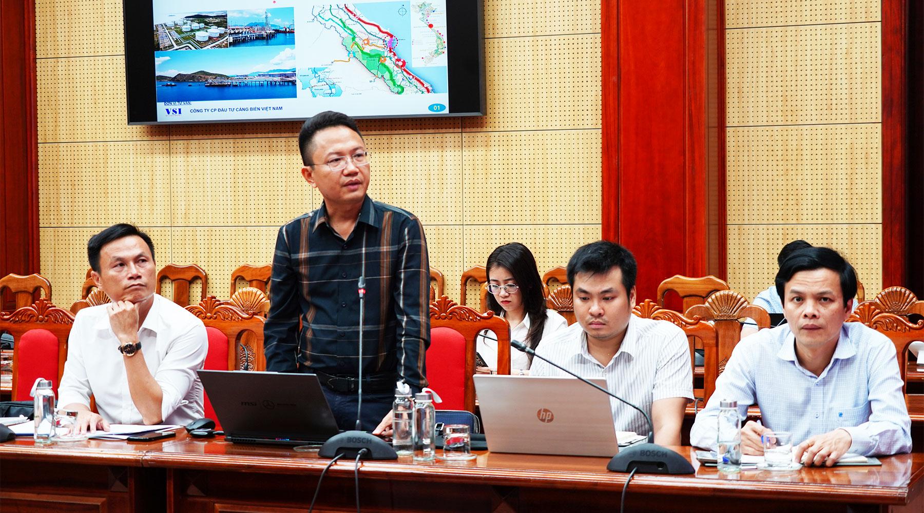 Đại diện đơn vị tư vấn tr&igrave;nh b&agrave;y c&aacute;c phương &aacute;n quy hoạch hệ thống cảng biển, hậu cần cảng, giao th&ocirc;ng kết nối tại KKT H&ograve;n La. Ảnh: Mỹ Hạnh