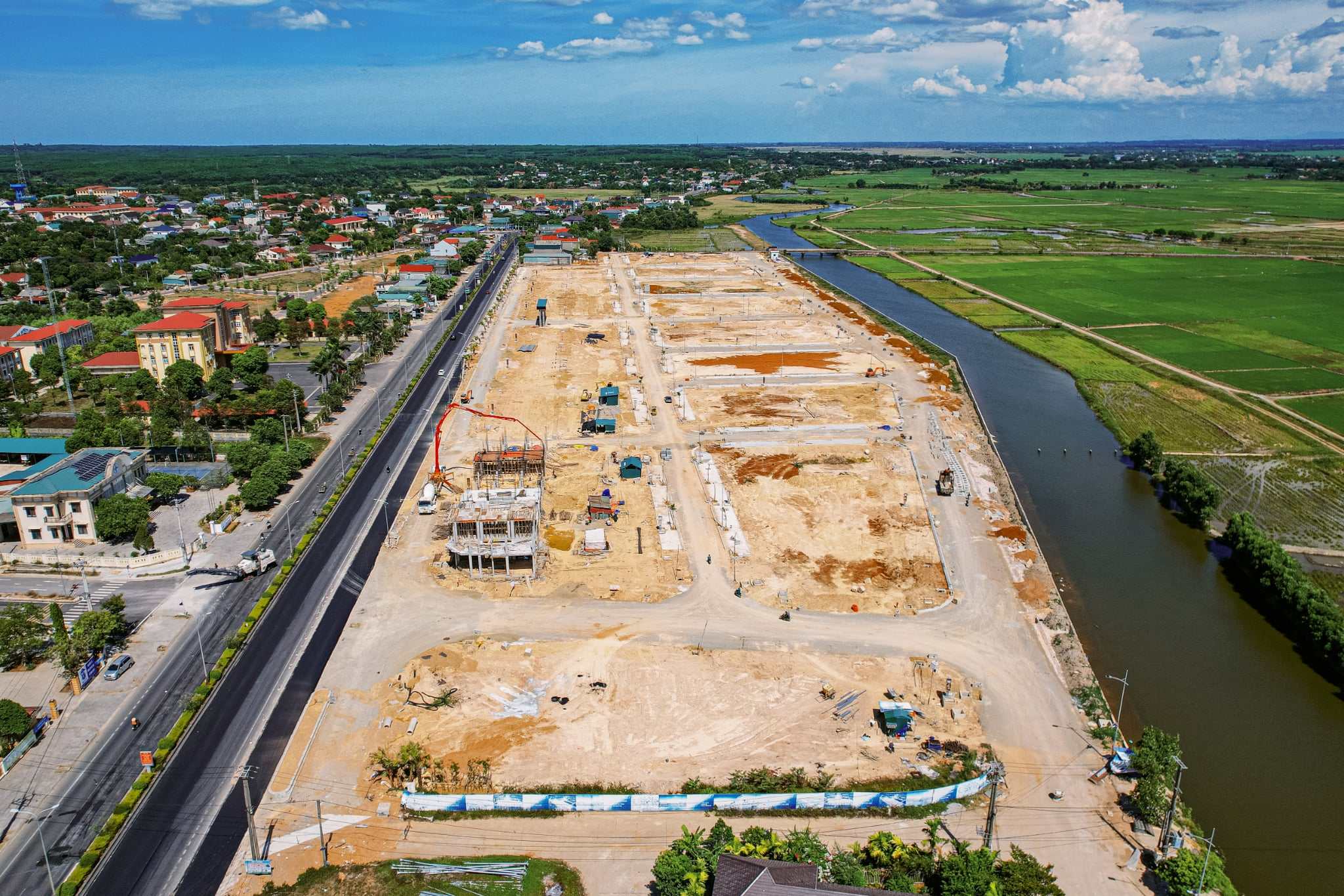 Centa Diamond Riverside tiếp giáp tuyến QL1A và chi lưu dòng sông Bến Hải.