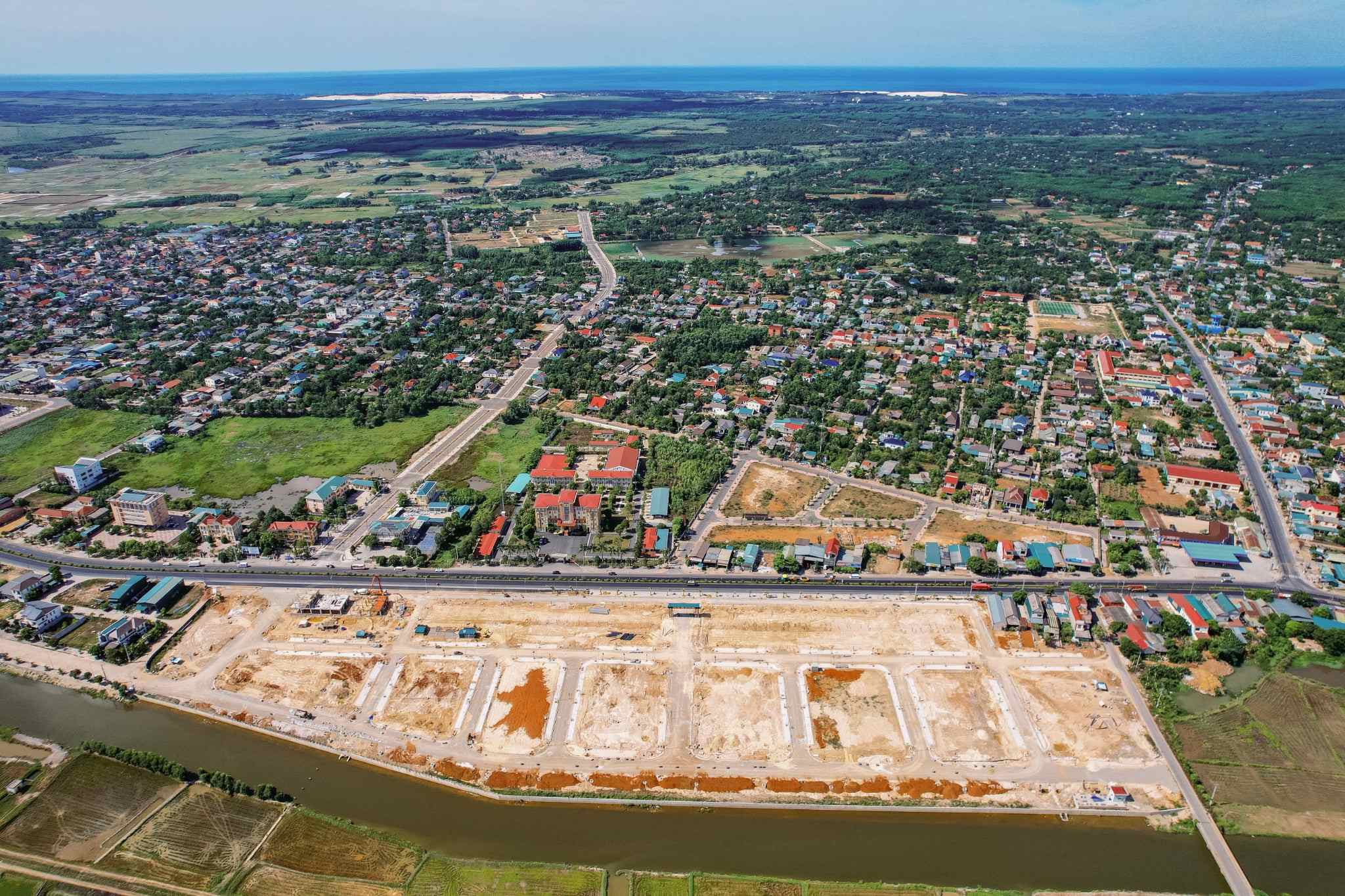 Centa Diamond Riverside tiếp giáp tuyến QL1A và chi lưu dòng sông Bến Hải.