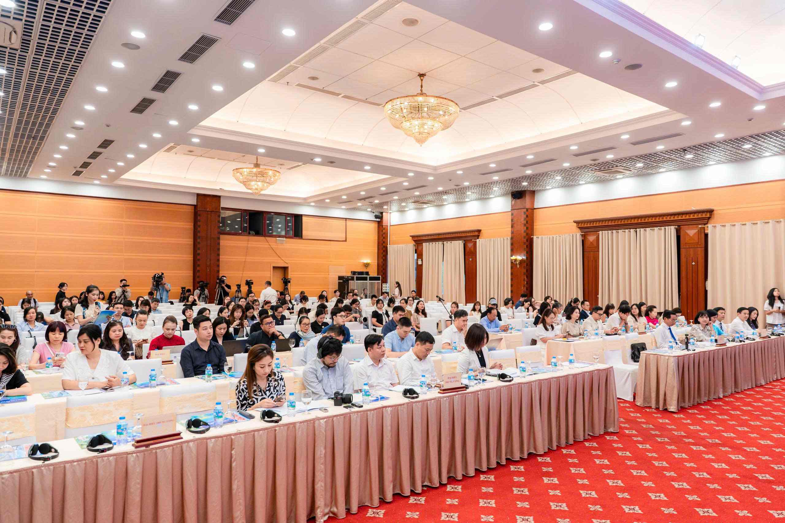 To&agrave;n cảnh buổi họp b&aacute;o.