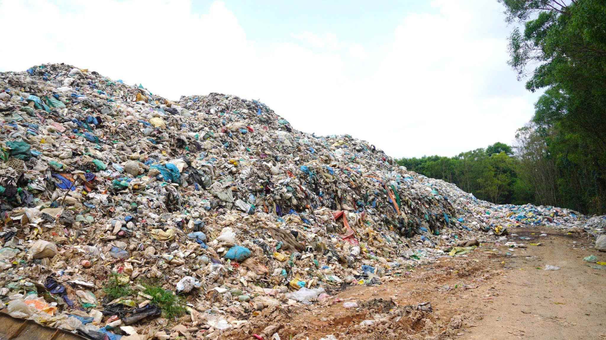 Khu vực bãi rác Gio Linh hiện nay đang dần quá tải