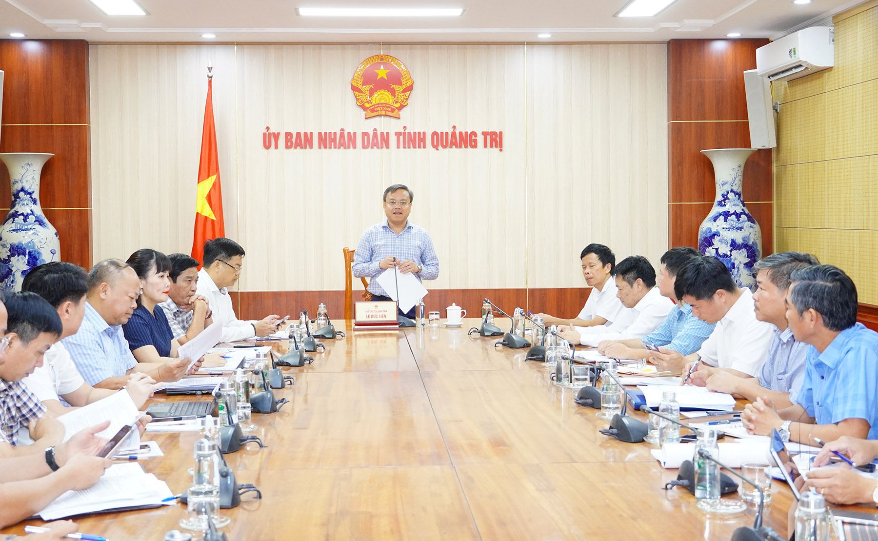 Ph&oacute; Chủ tịch UBND tỉnh Quảng Trị L&ecirc; Đức Tiến chủ tr&igrave;, ph&aacute;t biểu tại cuộc họp