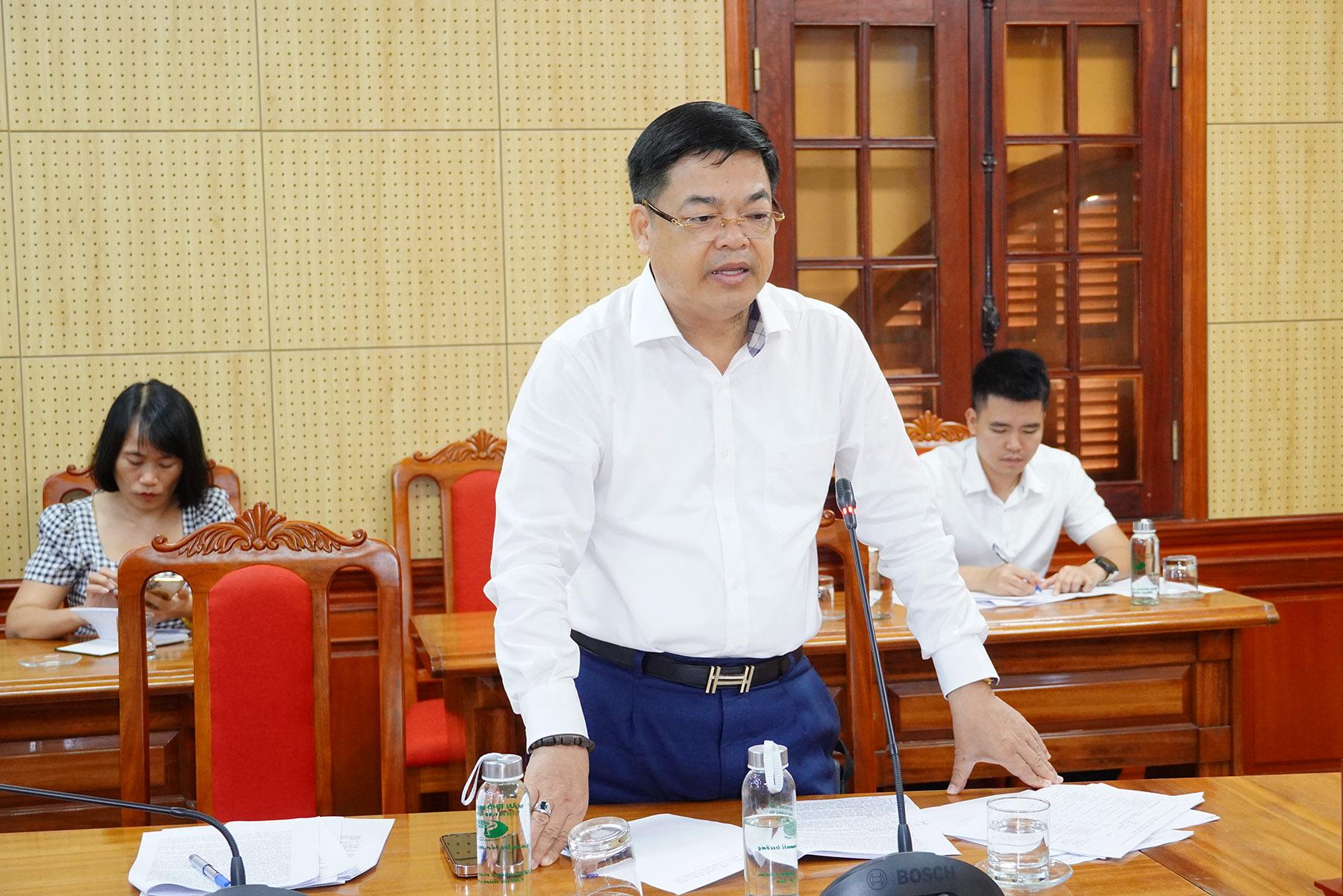 &Ocirc;ng Hồ Xu&acirc;n Ho&egrave;, Gi&aacute;m đốc Sở C&ocirc;ng Thương Quảng Trị b&aacute;o c&aacute;o tại cuộc họp.