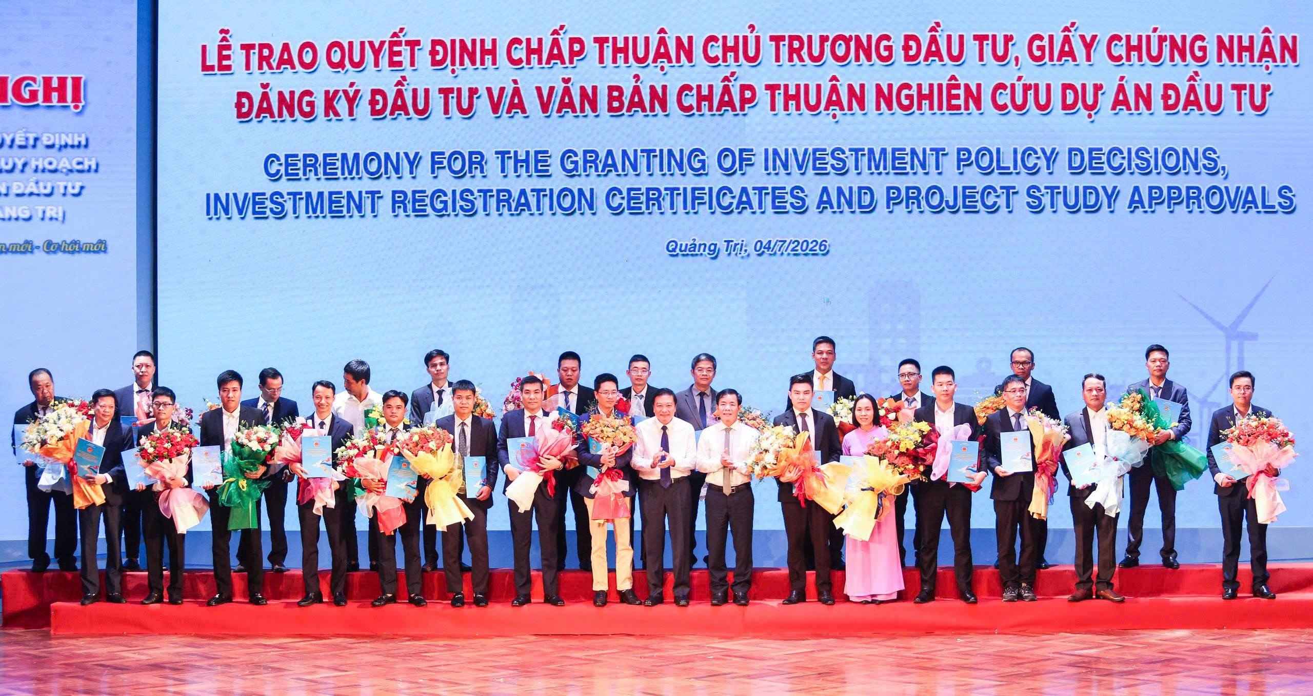 L&atilde;nh đạo tỉnh Quảng Trị trao quyết định chấp thuận chủ trương đầu tư cho c&aacute;c Dự &aacute;n.