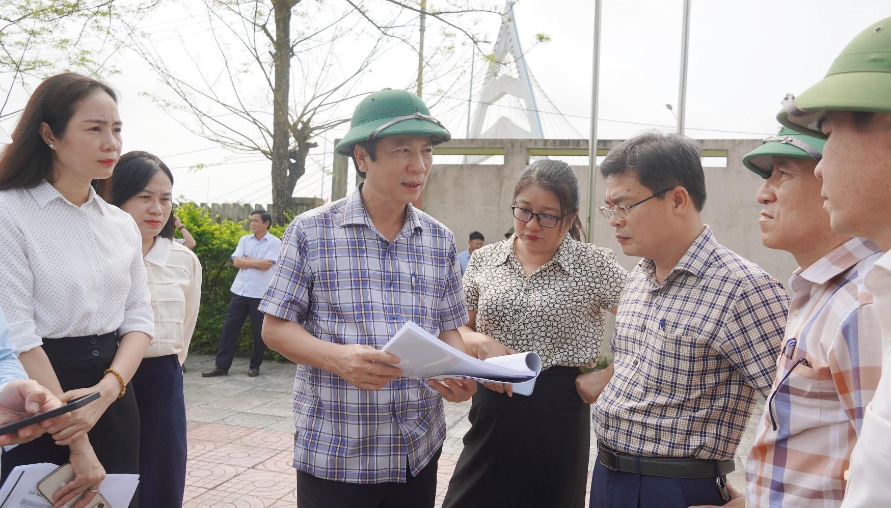 Ph&oacute; Chủ tịch Thường trực UBND tỉnh Quảng Trị Ho&agrave;ng Nam kiểm tra v&agrave; trao đổi tại hiện trường thực địa c&aacute;c cơ sở nh&agrave;, đất d&ocirc;i dư