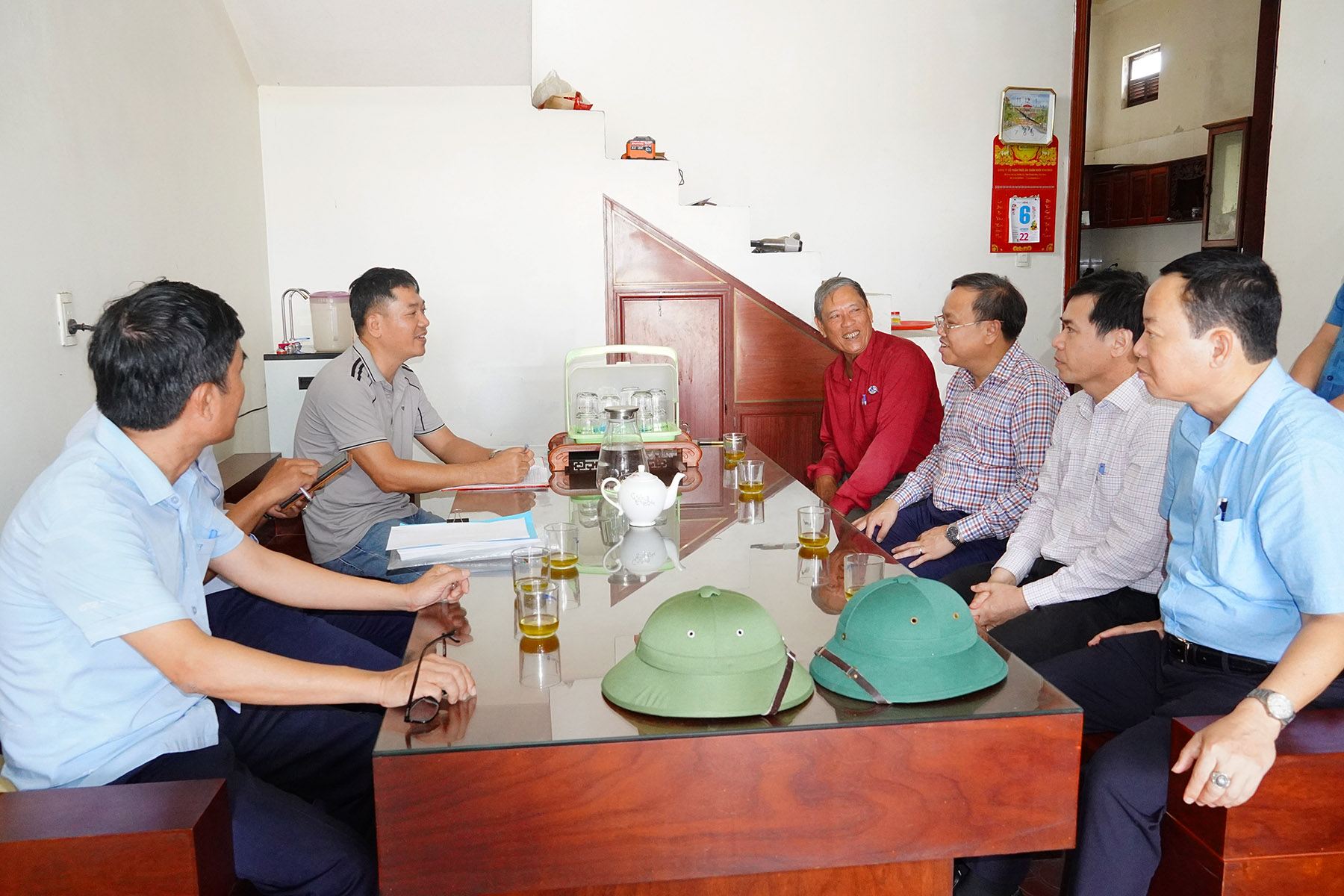 Phó Chủ tịch UBND tỉnh Quảng Trị Lê Đức Tiến trao đổi các nội dung liên quan đến phương án bồi thường, hỗ trợ cho hộ gia đình ông Trần Văn Sử. Ảnh - Trường Nhật