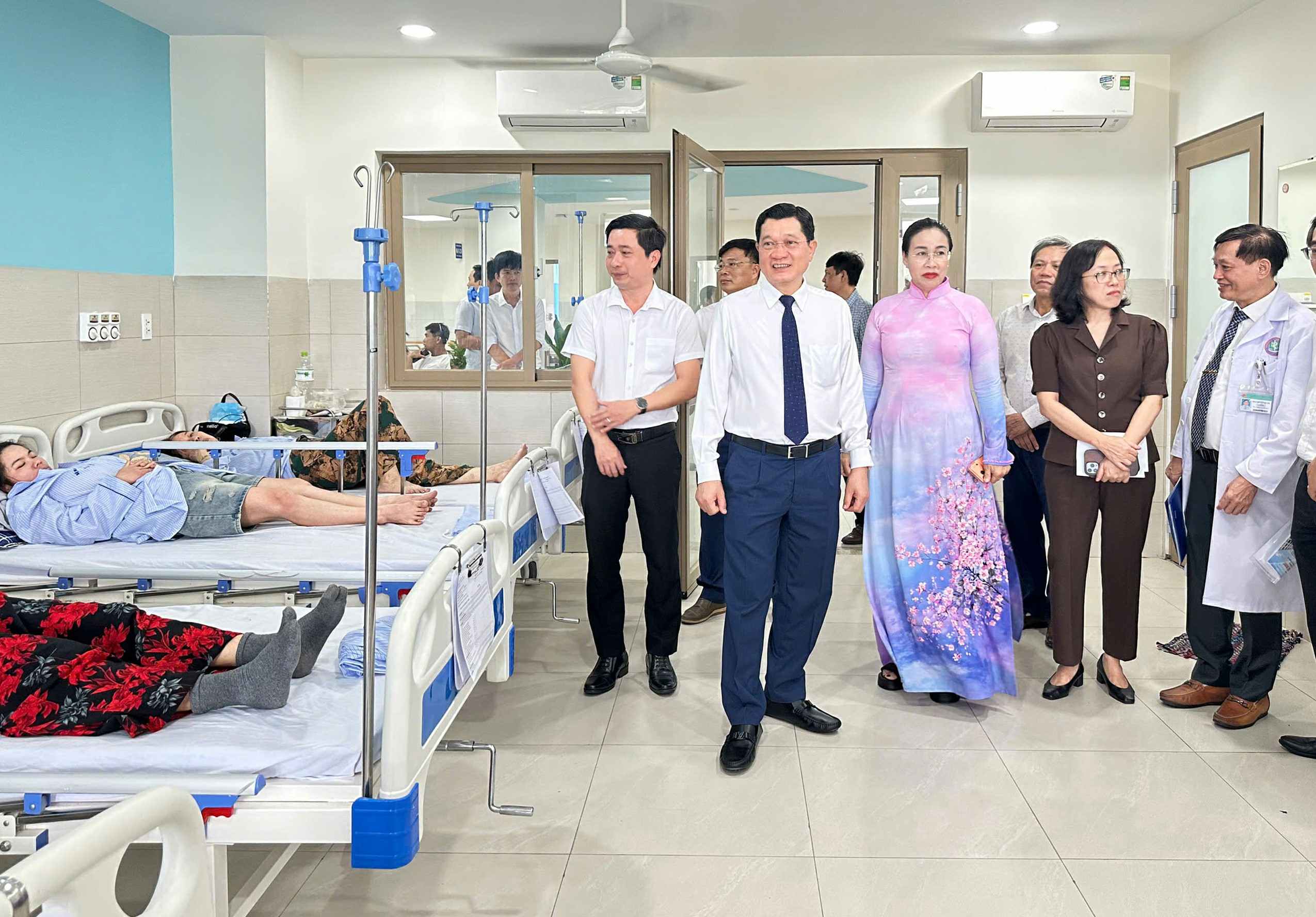 Lãnh đạo thành phố Đà Nẵng tham quan Khối nhà đa chức năng Trung tâm y tế khu vực Liên Chiểu (giai đoạn 2). Ảnh- danang.gov.vn