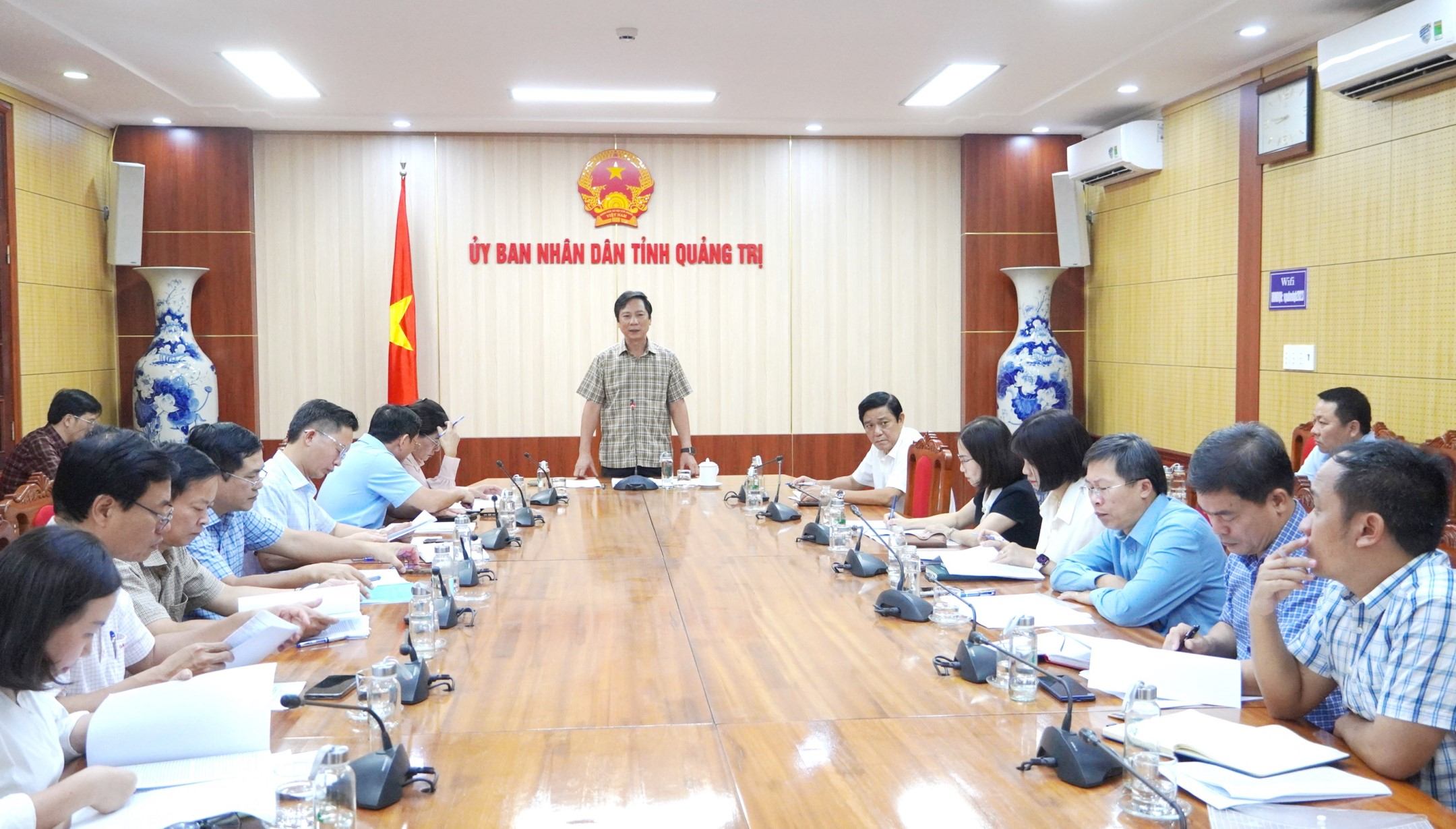 Ph&oacute; Chủ tịch Thường trực UBND tỉnh Quảng Trị Ho&agrave;ng Nam chủ tr&igrave; v&agrave; ph&aacute;t biểu tại cuộc họp.