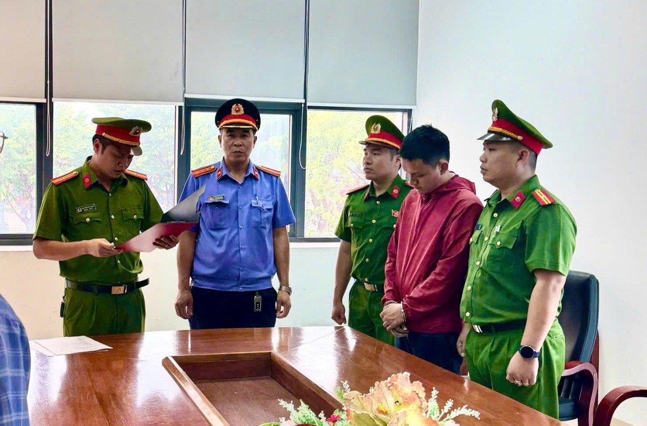 Cơ quan Cảnh sát điều tra Công an tỉnh tổng đạt quyết định bắt bị can để tạm giam đối với Lê Văn Thành (áo đỏ). Ảnh- CA Quảng Trị