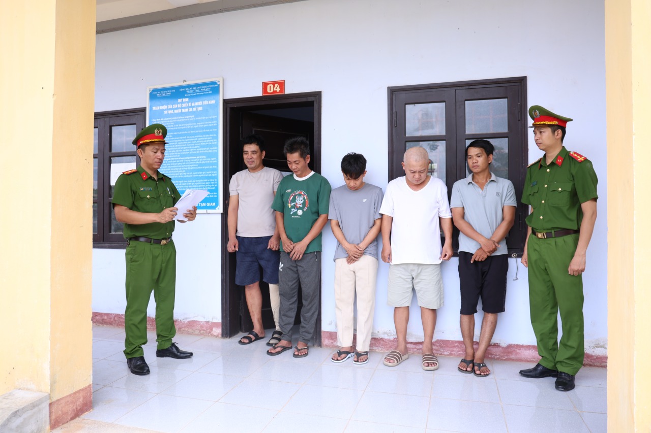 Công an tỉnh Quảng Trị đọc quyết định tạm giữ hình sự các đối tượng. Ảnh: Công an Quảng Trị