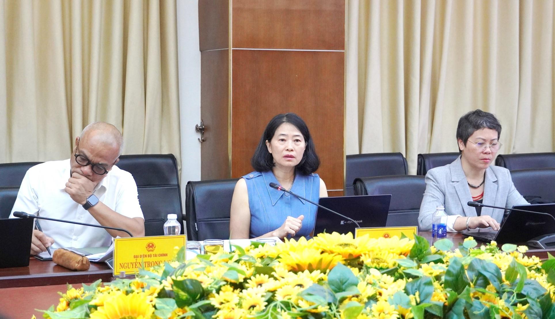 Đại diện Đoàn công tác ADB và Bộ Tài chính trao đổi ý kiến với UBND tỉnh Quảng Trị. Ảnh: Tiến Nhất