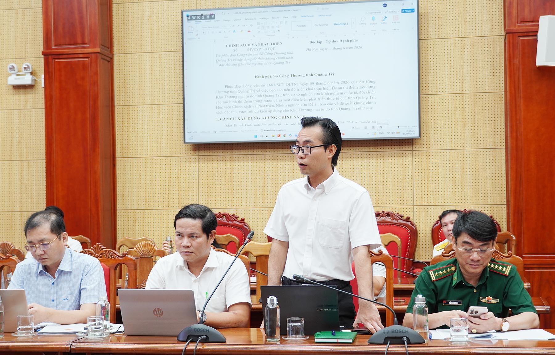 Ông Nguyễn Đức Thiện, Phó Trưởng Ban quản lý Khu kinh tế tỉnh Quảng Trị phát biểu ý kiến tại cuộc họp. Ảnh: Hồng Mến