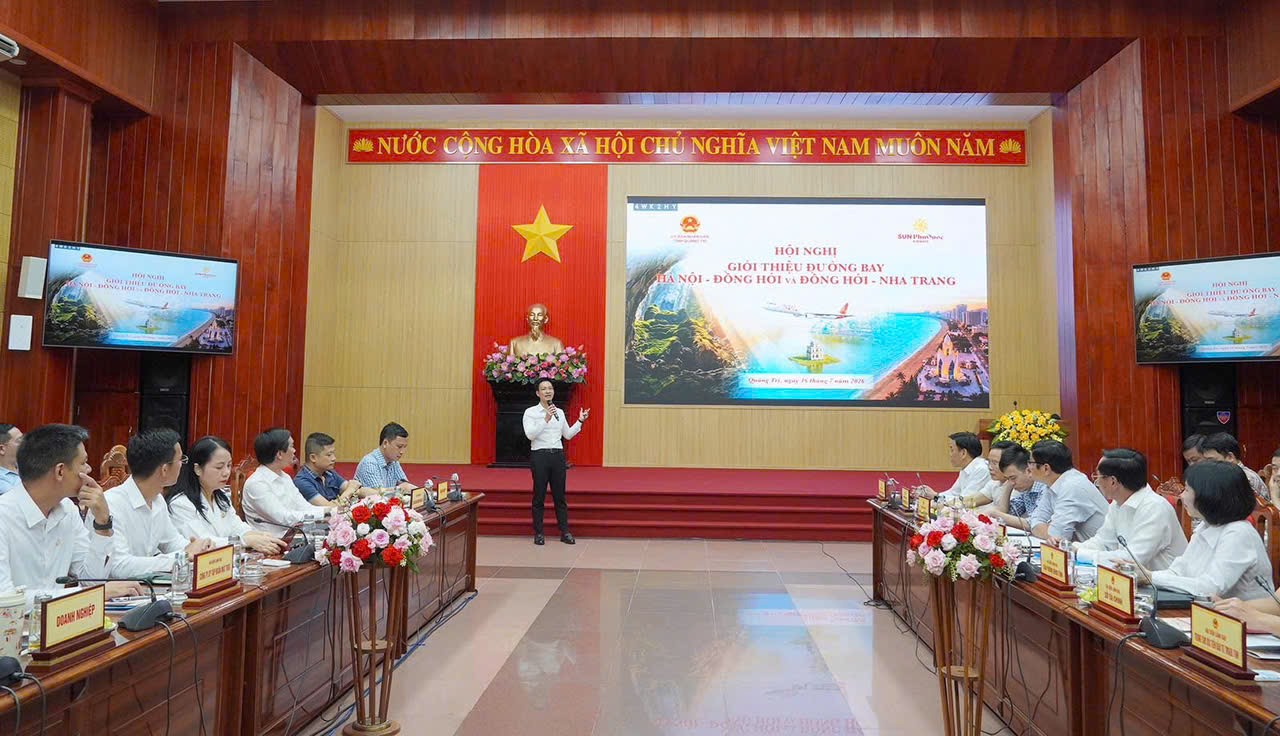 Đại diện h&atilde;ng h&agrave;ng kh&ocirc;ng Sun PhuQuoc Airways giới thiệu về c&aacute;c đường bay mới.