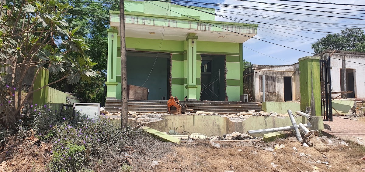 Công trình nhà ở của người dân đang được phá dỡ để bàn giao mặt bằng cho Dự án. Ảnh: Ngọc Tân