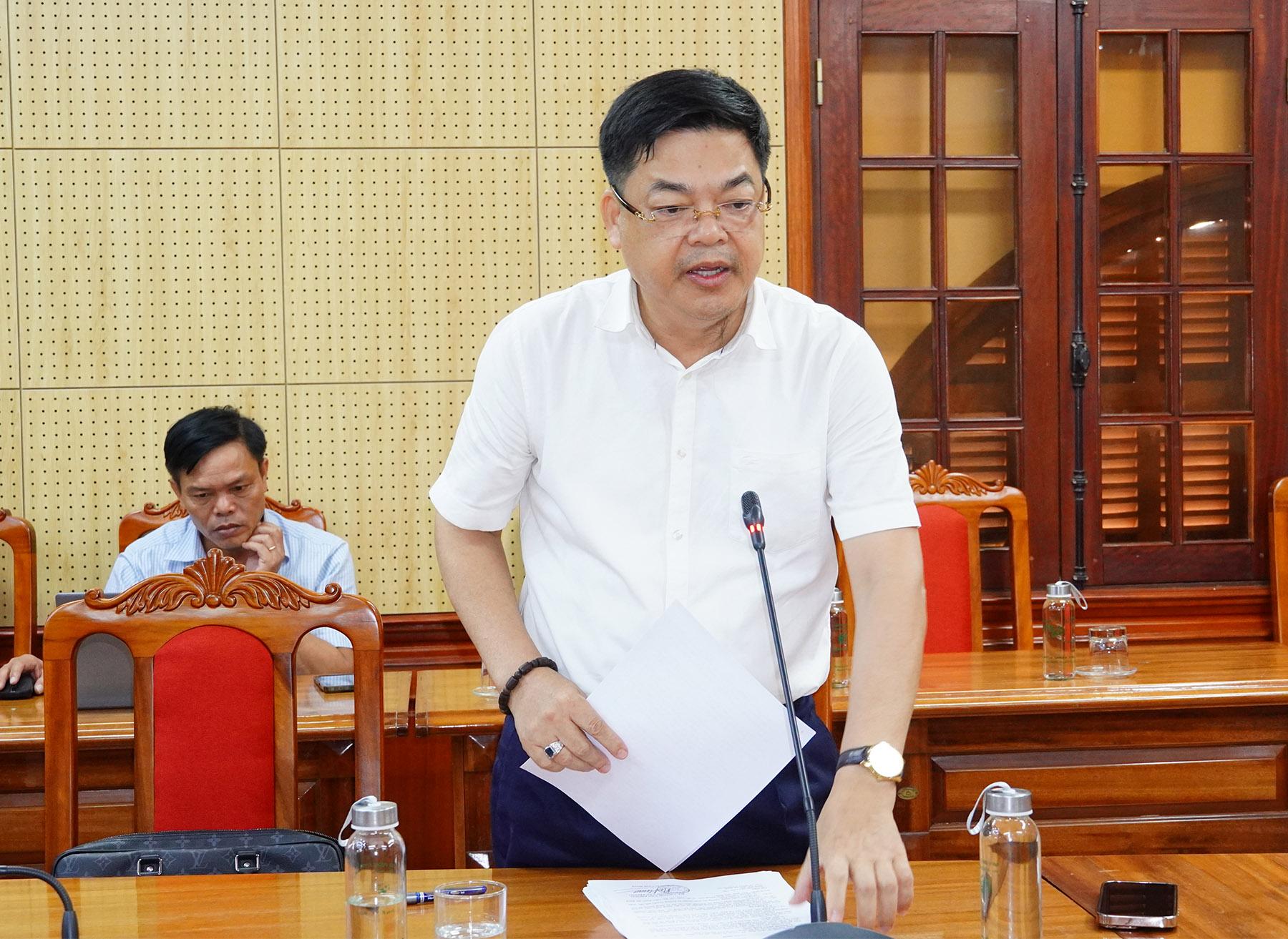 Ông Hồ Xuân Hoè, Giám đốc Sở Công Thương Quảng Trị báo cáo tại cuộc họp. Ảnh: Trường Nhật