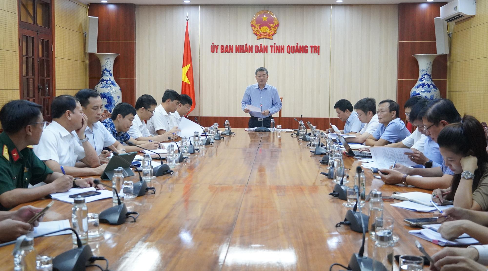 Ph&oacute; Chủ tịch UBND tỉnh Quảng Trị Phan Phong Ph&uacute; ph&aacute;t biểu tại buổi l&agrave;m việc. Ảnh: Mai Anh