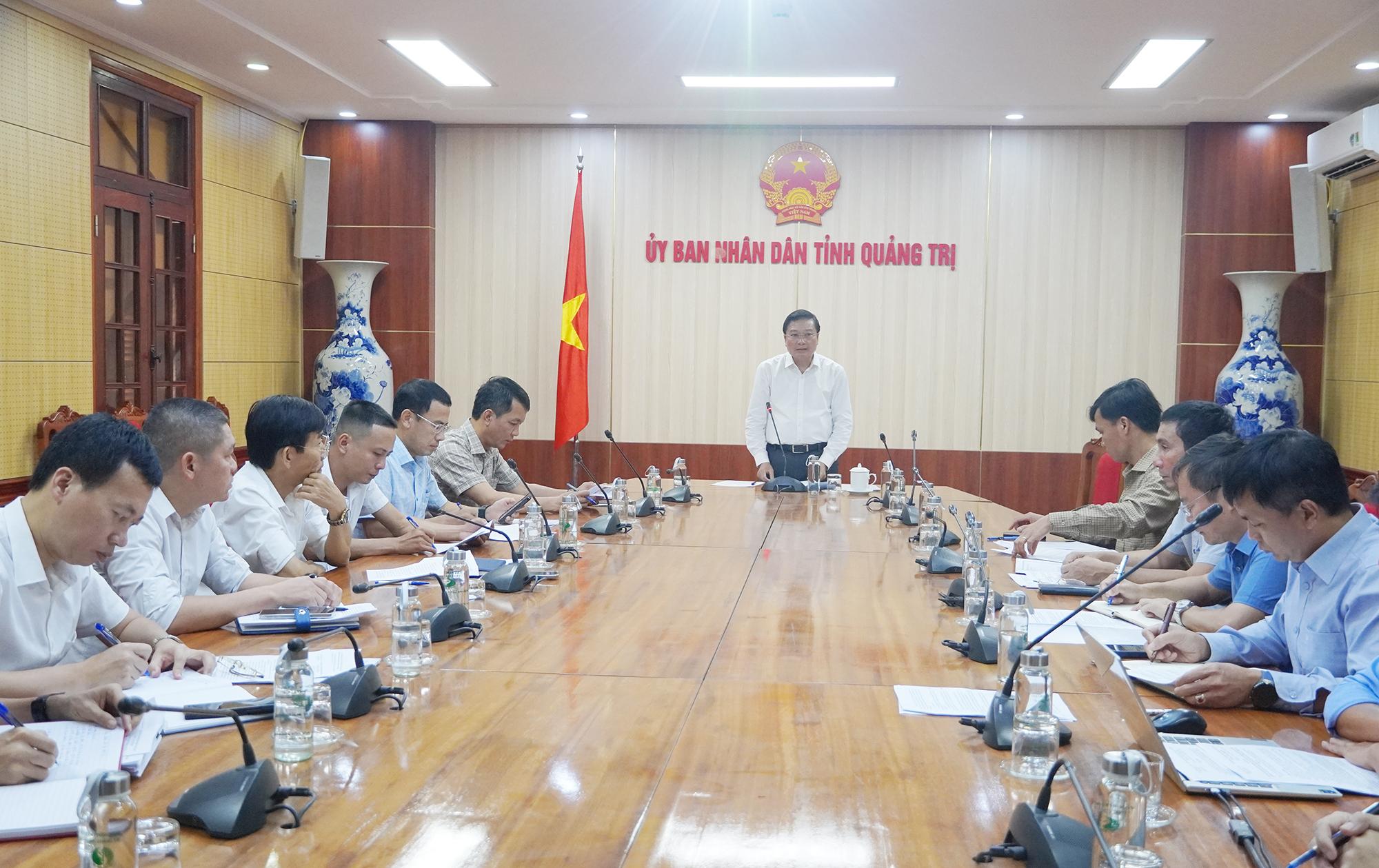 &Ocirc;ng L&ecirc; Hồng Vinh, Chủ tịch UBND tỉnh Quảng Trị chủ tr&igrave; cuộc họp. Ảnh: Hồng Lựu