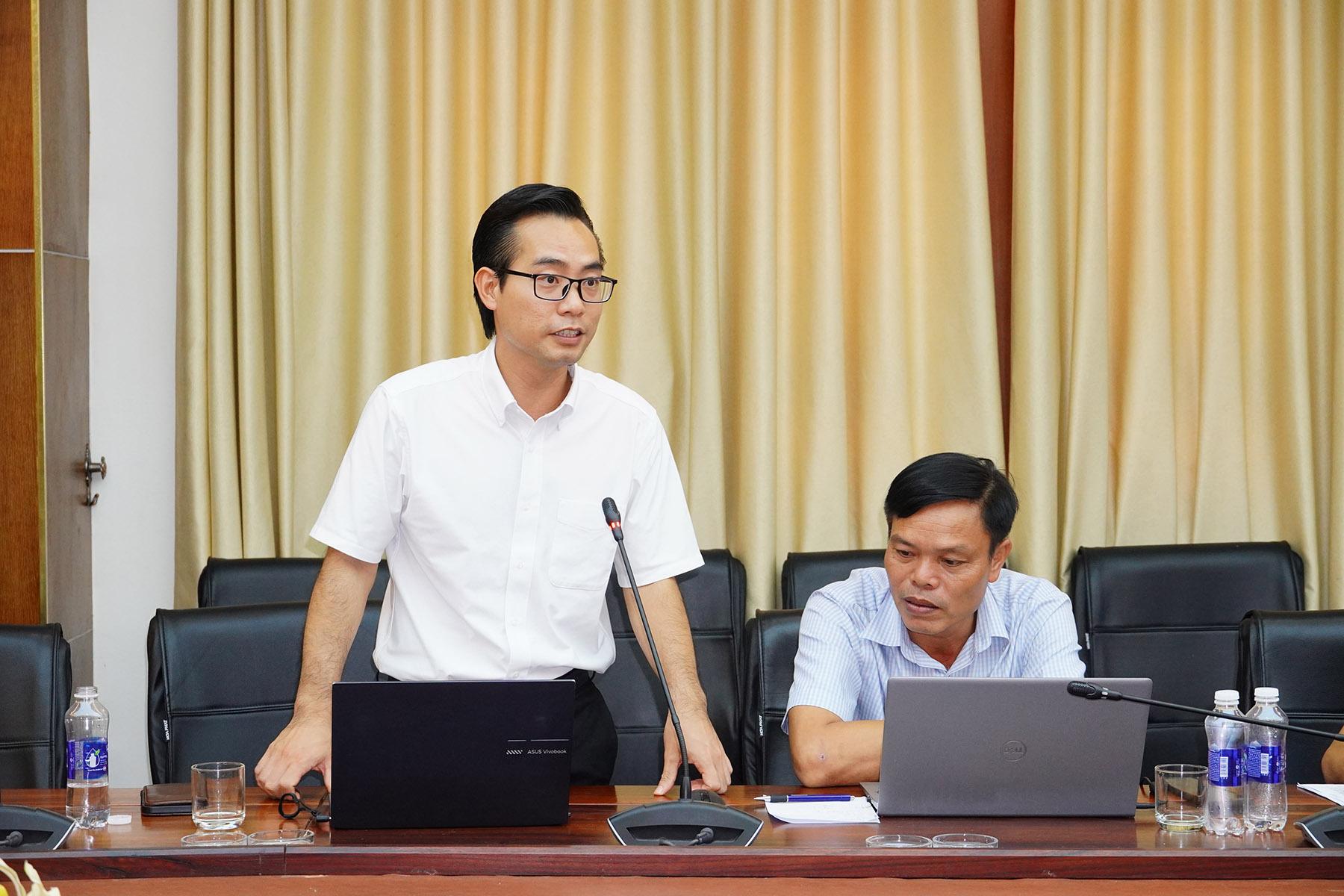&Ocirc;ng Nguyễn Đức Thiện, Ph&oacute; trưởng Ban Quản l&yacute; Khu kinh tế tỉnh ph&aacute;t biểu &yacute; kiến tại cuộc họp. Ảnh: Trường Nhật