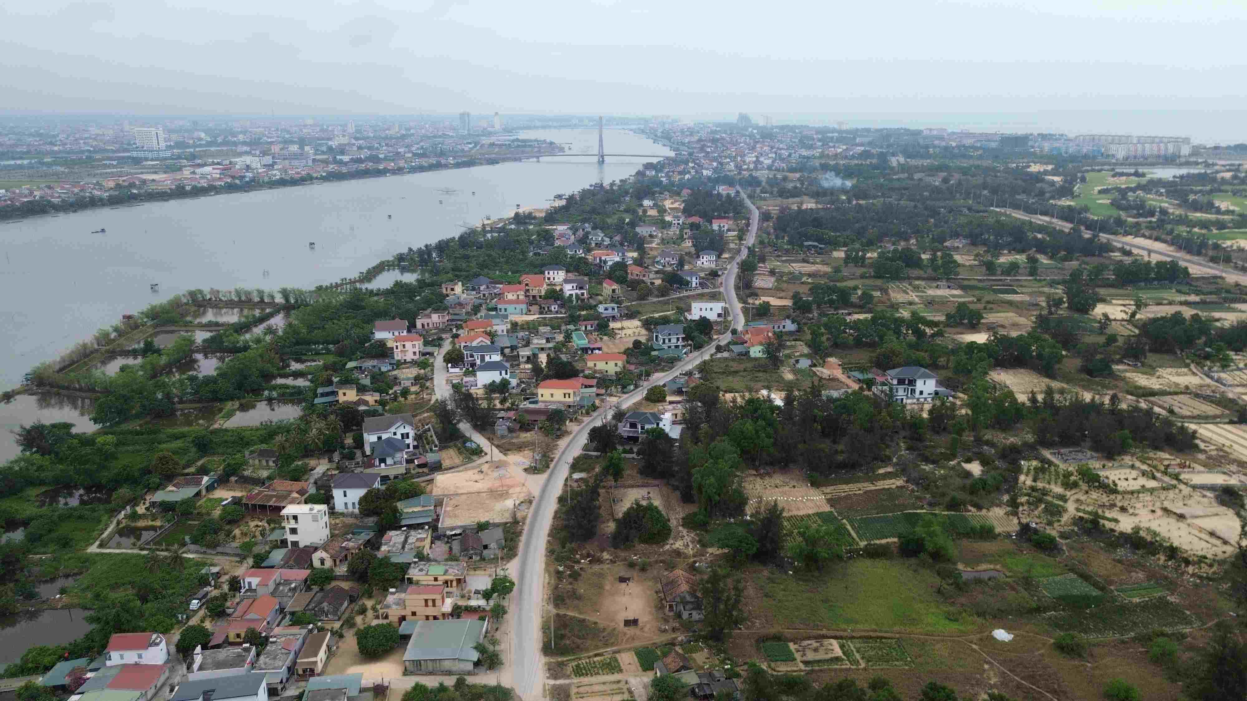 Dự &aacute;n đường v&egrave; k&egrave; nối từ cầu Nhật Lệ 2 đến khu neo đậu t&agrave;u thuyền tr&aacute;nh tr&uacute; b&atilde;o gặp nhiều vướng mắc về GPMB.