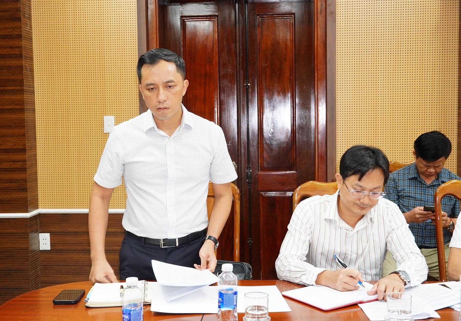 Ông Trần Hoài Nam, Phó giám đốc Sở Nông nghiệp và Môi trường báo cáo tại buổi làm việc. Ảnh: Trường Nhật