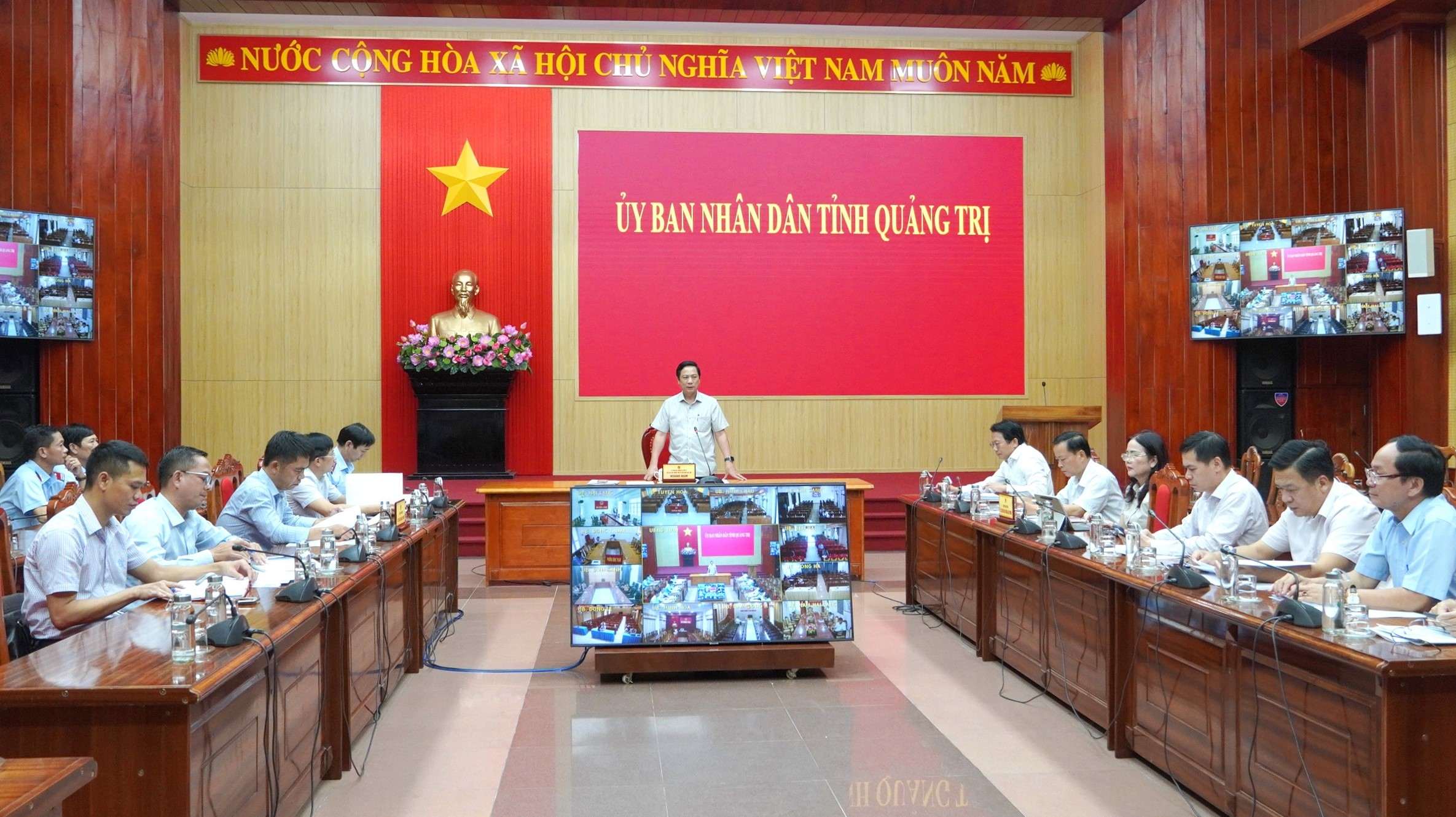 Phó Chủ tịch Thường trực UBND tỉnh Quảng Trị Hoàng Nam chủ trì cuộc họp. Ảnh: Tiến Nhất