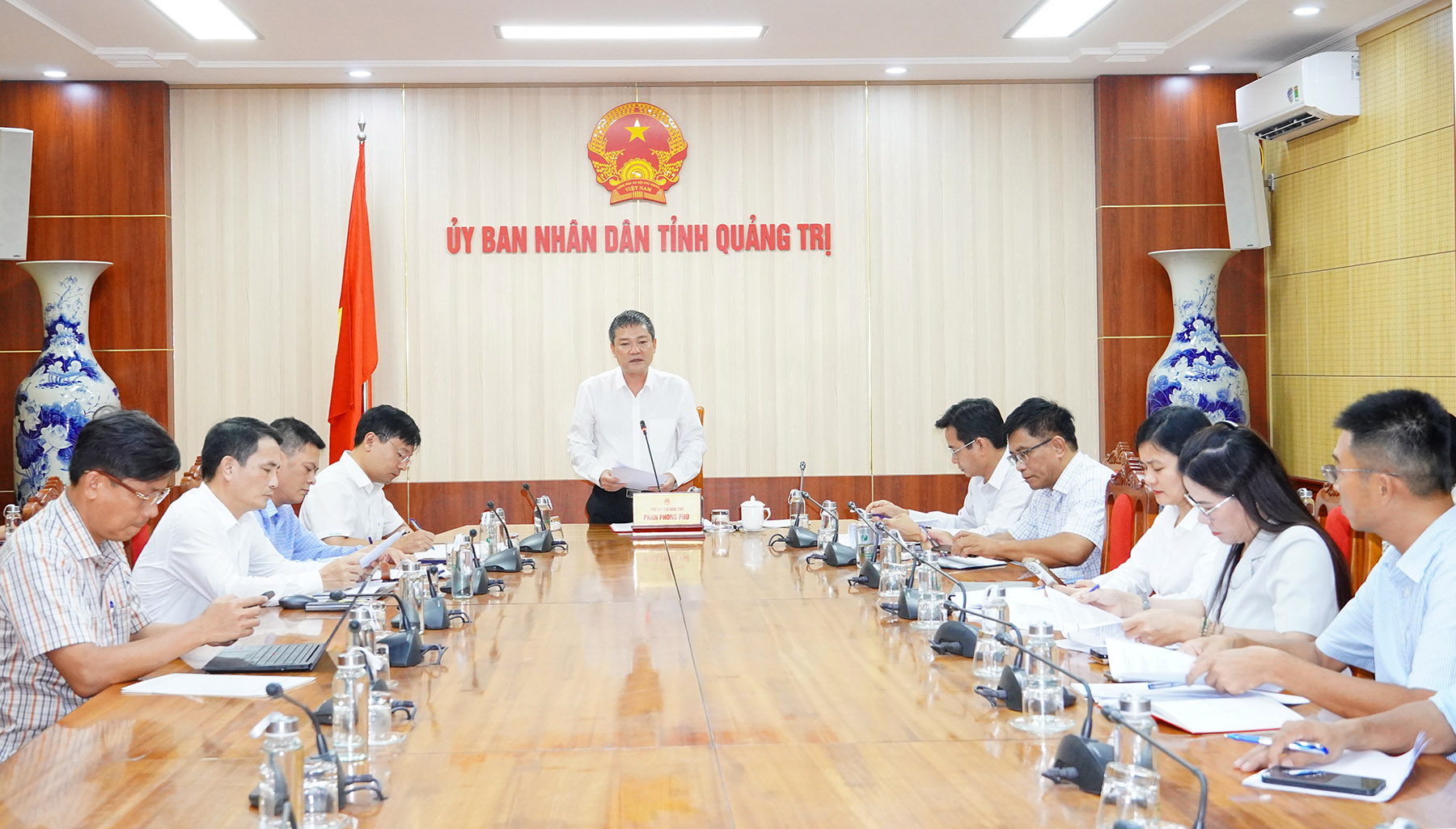 Ph&oacute; Chủ tịch UBND tỉnh Quảng Trị Phan Phong Ph&uacute; ph&aacute;t biểu chỉ đạo tại cuộc họp. Ảnh: Trường Nhật