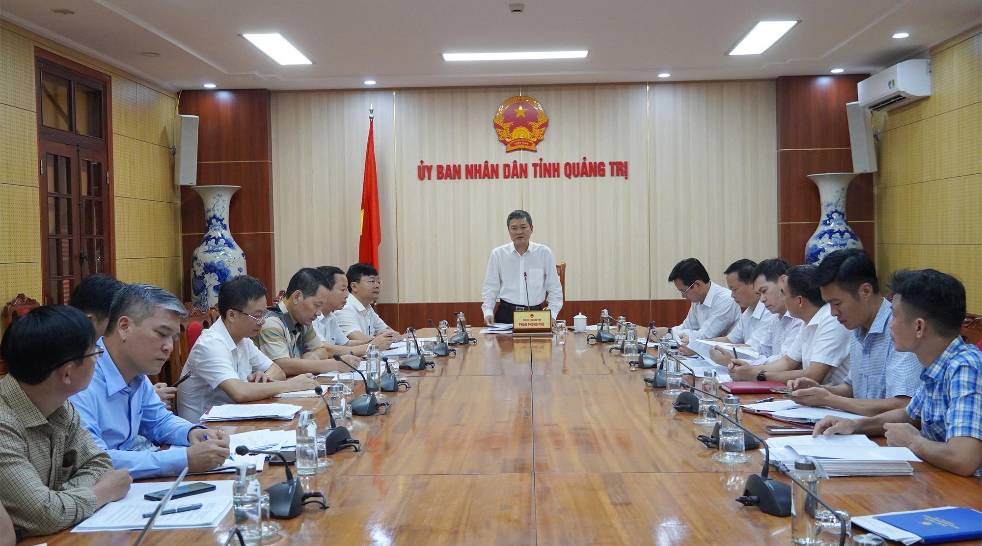 Phó chủ tịch UBND tỉnh Quảng Trị Phan Phong Phú chủ trì, phát biểu tại cuộc họp. Ảnh: Mai Anh